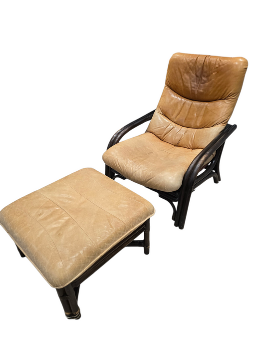 Fauteuil lounge vintage en cuir camel avec ottoman – Structure bois – Années 70