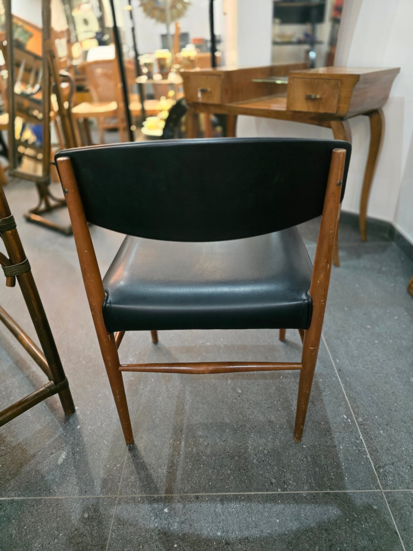 Chaise vintage design scandinave – bois et skaï noir – années 1960