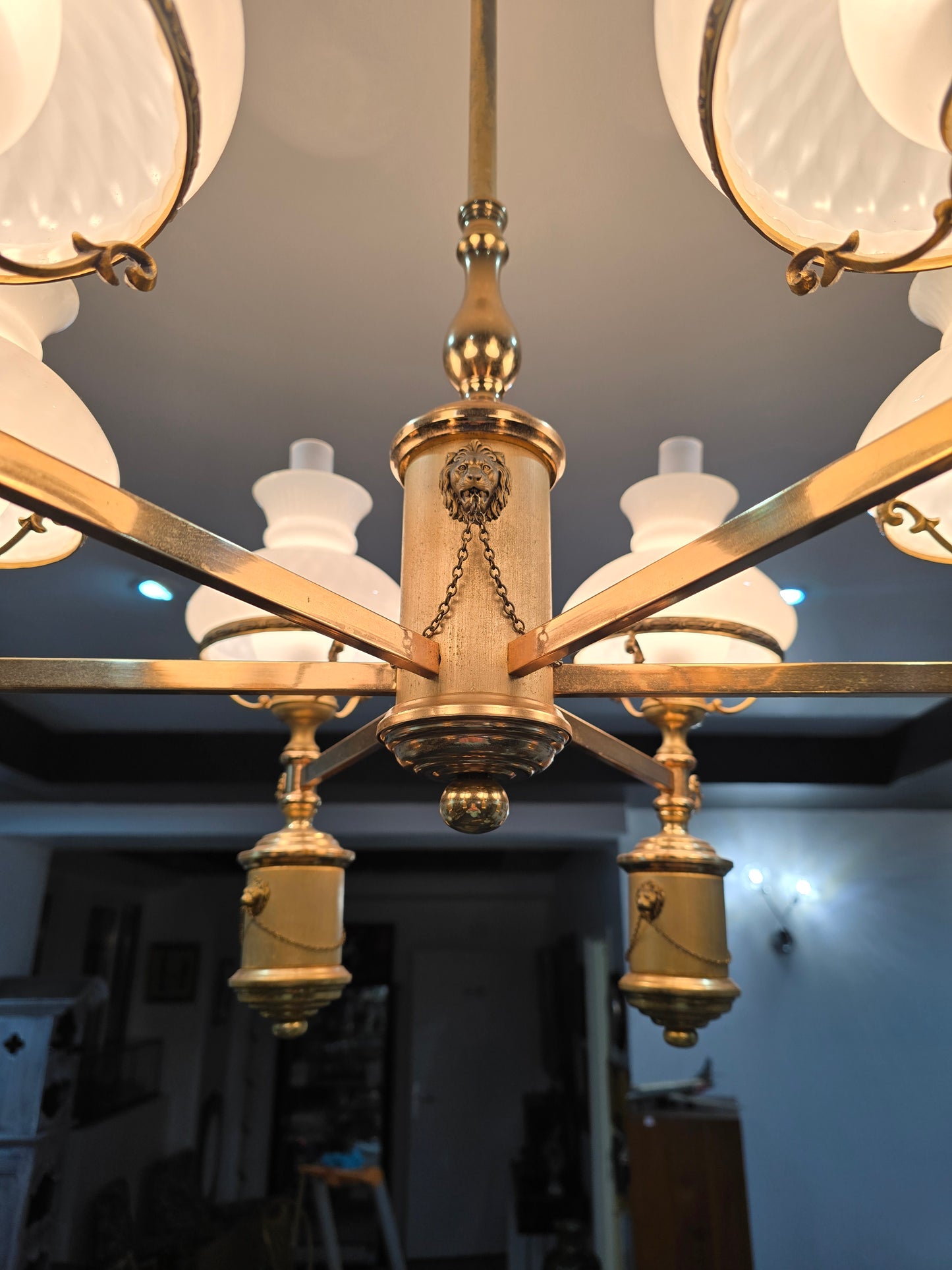 Grand lustre ancien style Empire — laiton doré & verres opalins