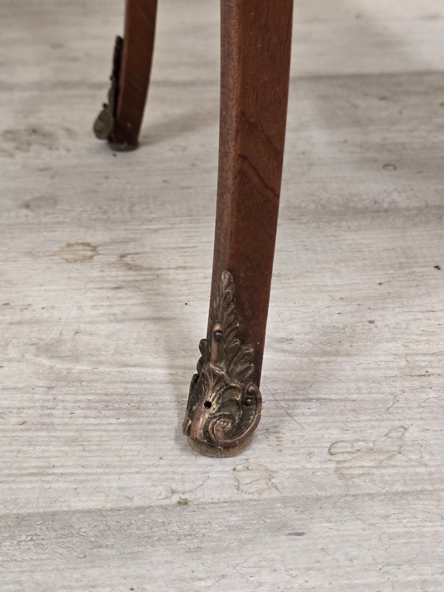 Guéridon marqueté à trois tiroirs – Style Louis XV – Bronze & plateau ajouré