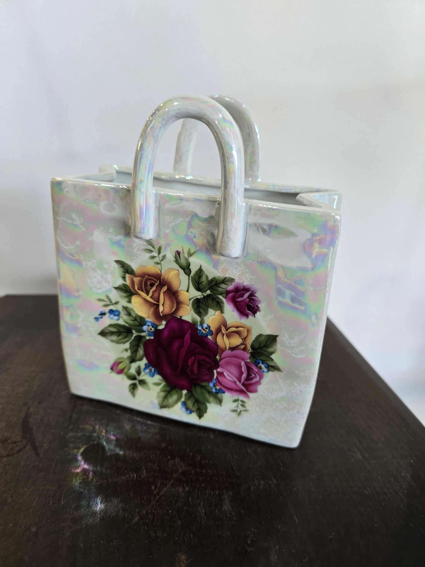 Vase décoratif en céramique irisée – Forme sac – Décor floral peint main – H.16 cm