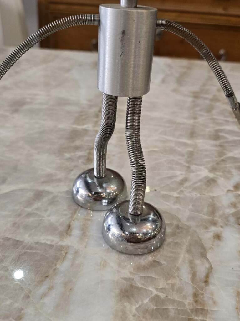 Horloge design robot en métal chromé - La Chaise Longue