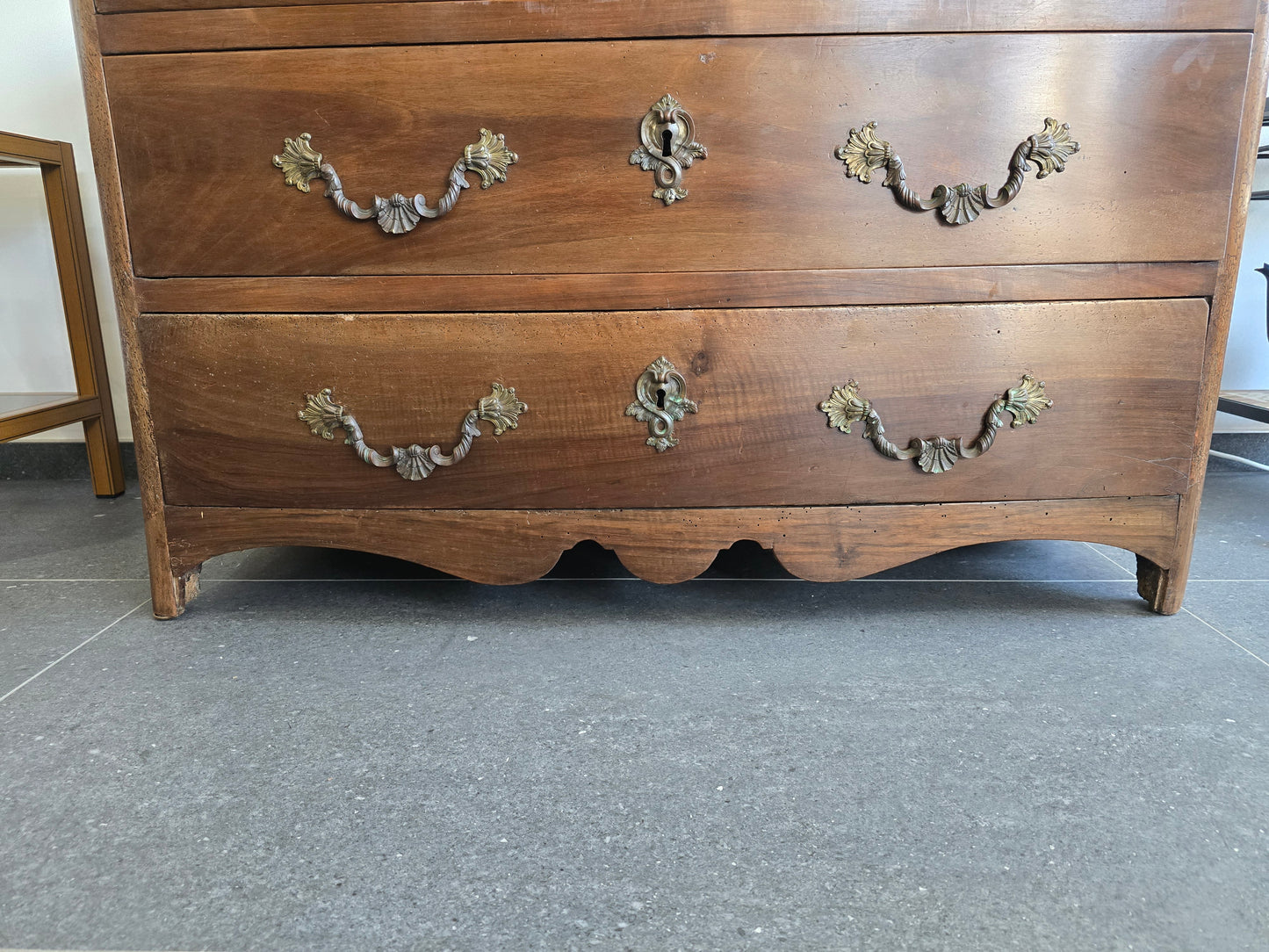 Commode provinciale en noyer massif – Époque Louis XIV / Régence – Début XVIIIᵉ siècle