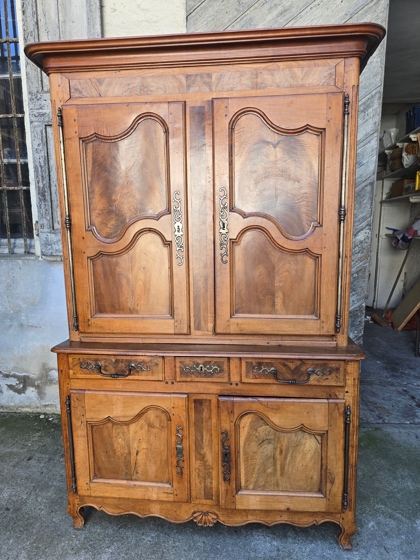 Buffet deux-corps d’époque Louis XV en noyer massif – XVIIIe siècle