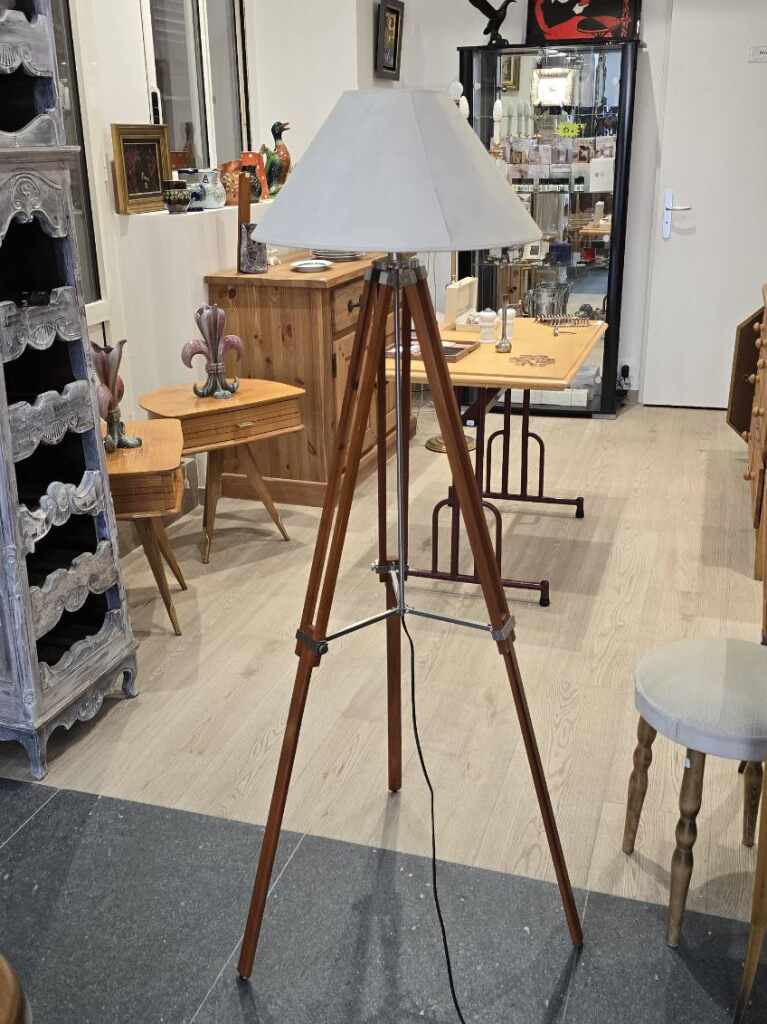 Lampadaire tripode