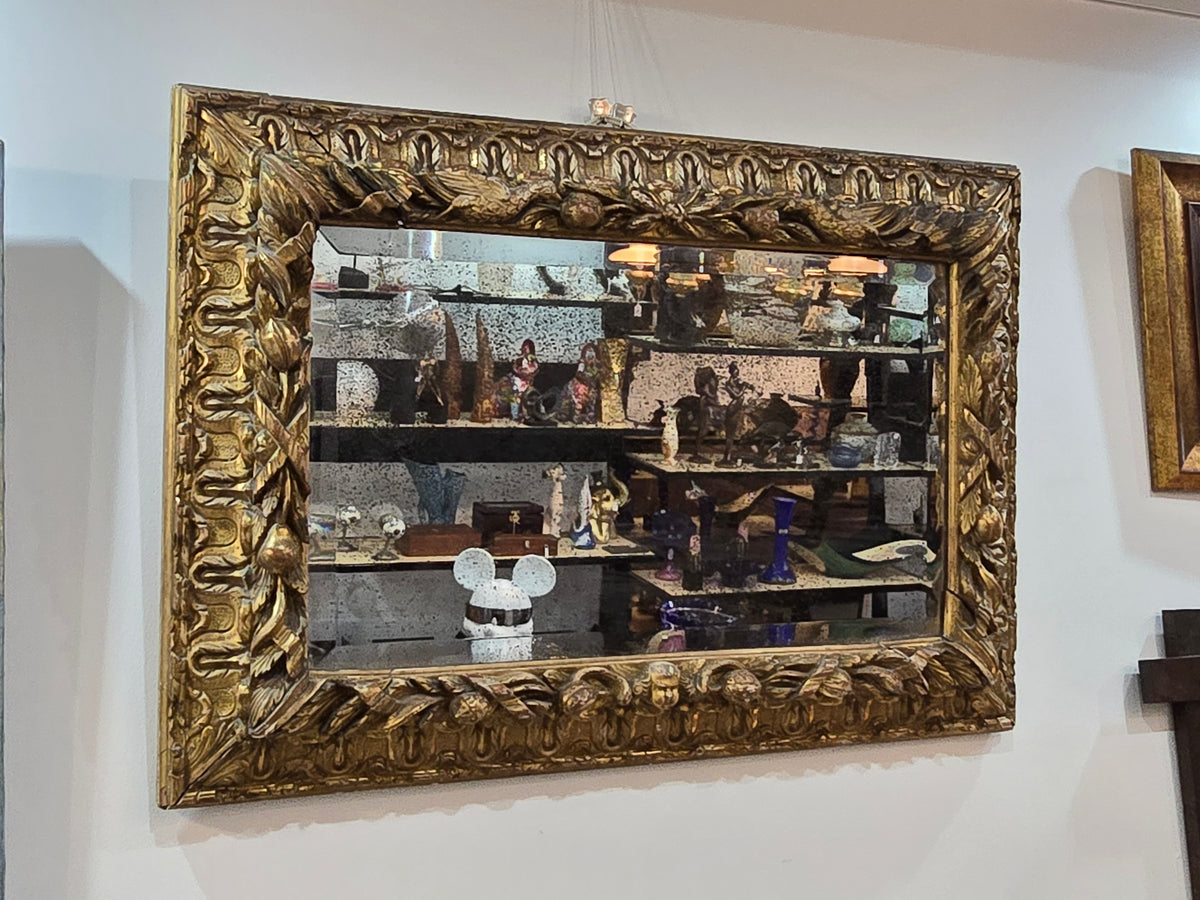 Exceptionnel miroir XVIIIe siècle en bois sculpté doré – décor oiseaux, fruits et angelot – 98 x 68 cm.