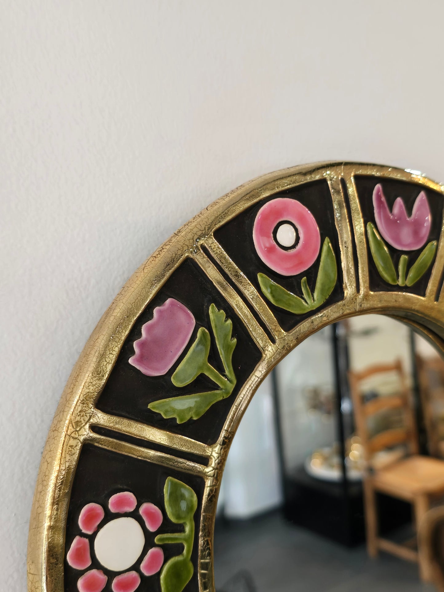 Mithé Espelt - miroir en céramique émaillée. Décor floral, années 1960