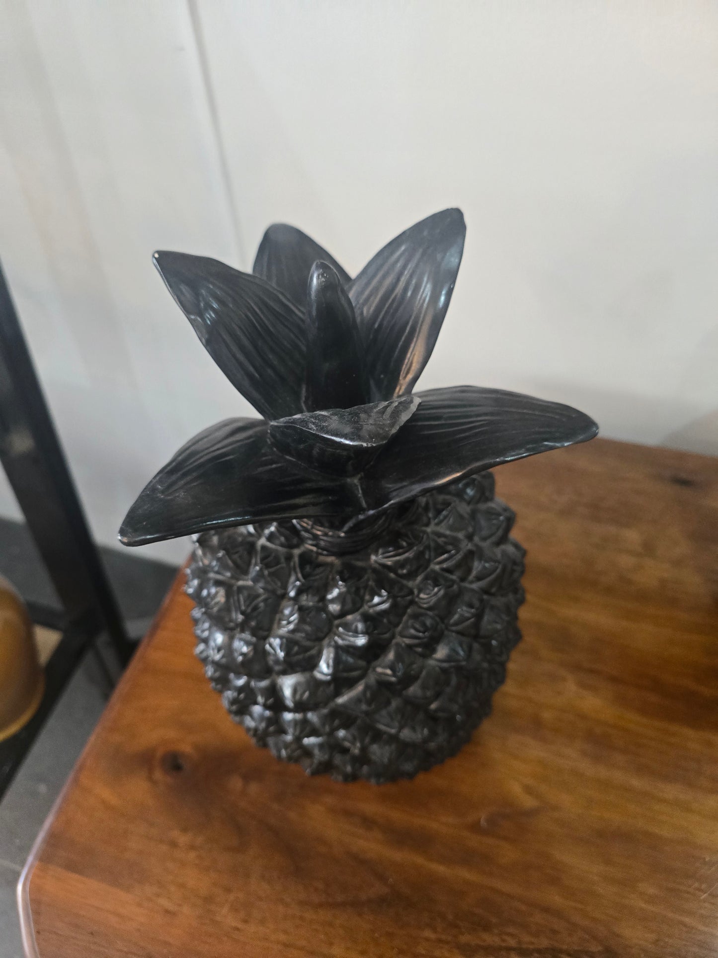 Ananas décoratif noir brillant en résine – objet déco exotique chic
