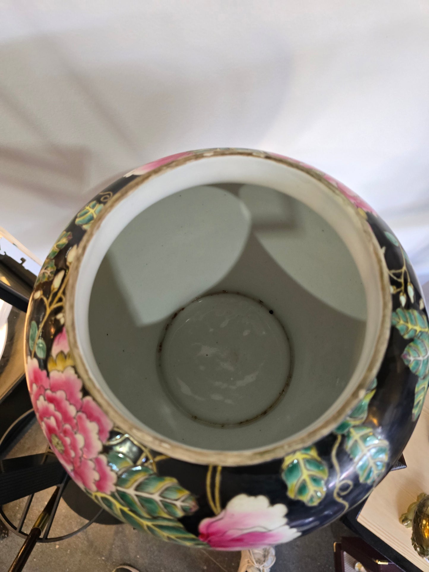 Grande potiche asiatique à décor floral – Décor main – Fond noir & couleurs vives