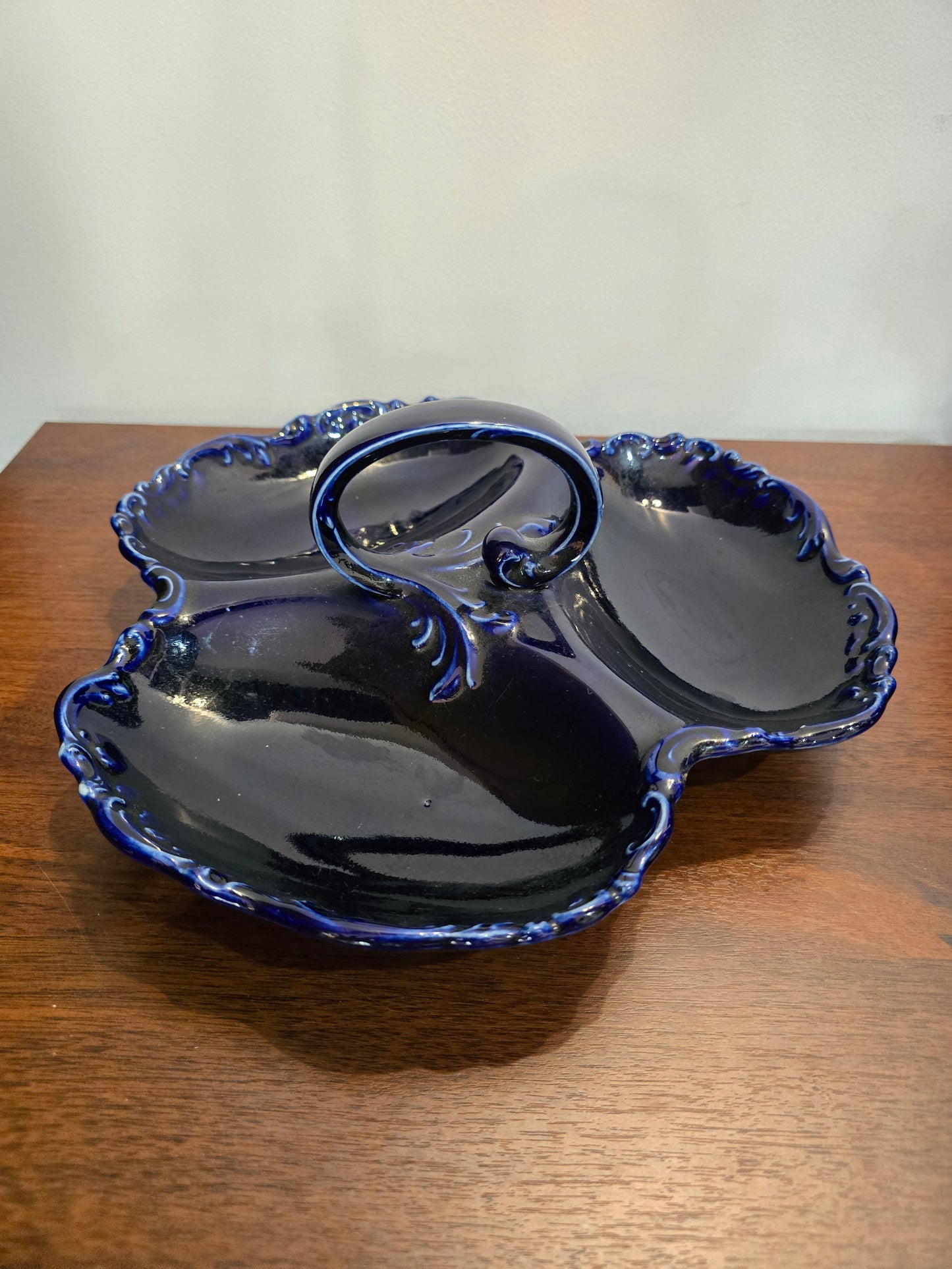 Plat compartimenté en céramique bleu cobalt à décor rocaille