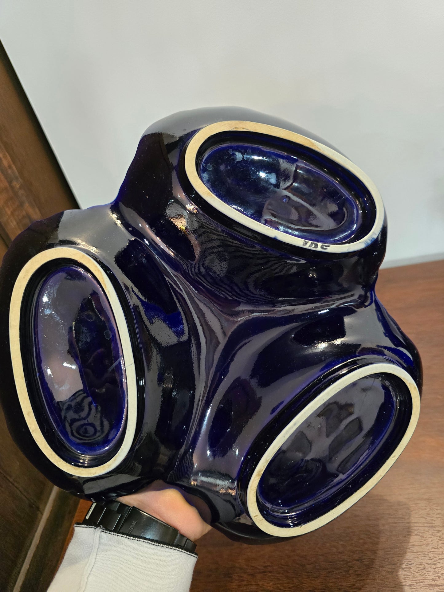 Plat compartimenté en céramique bleu cobalt à décor rocaille