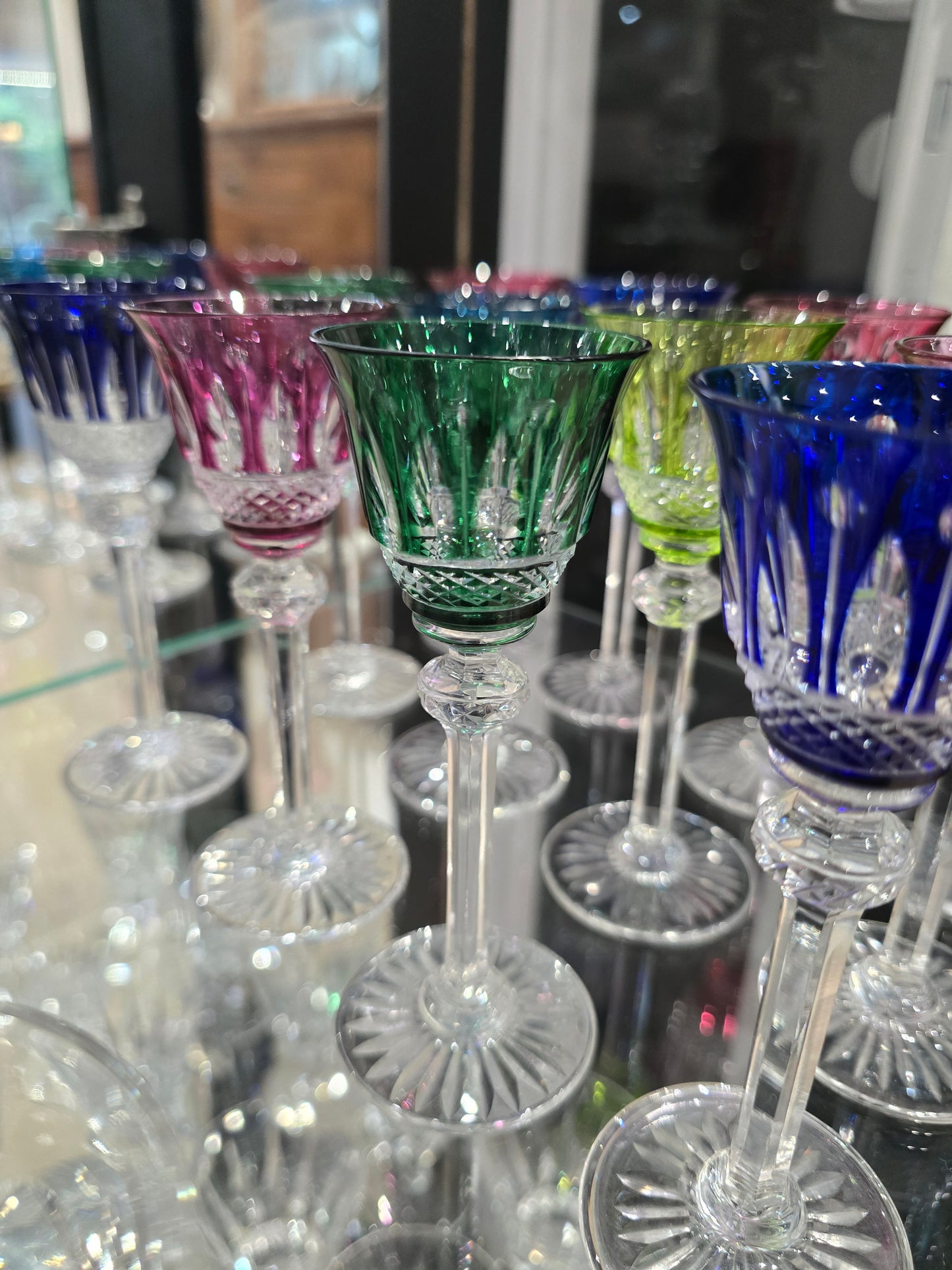 12 verres à liqueur Saint-Louis modèle Tommy en cristal de couleur