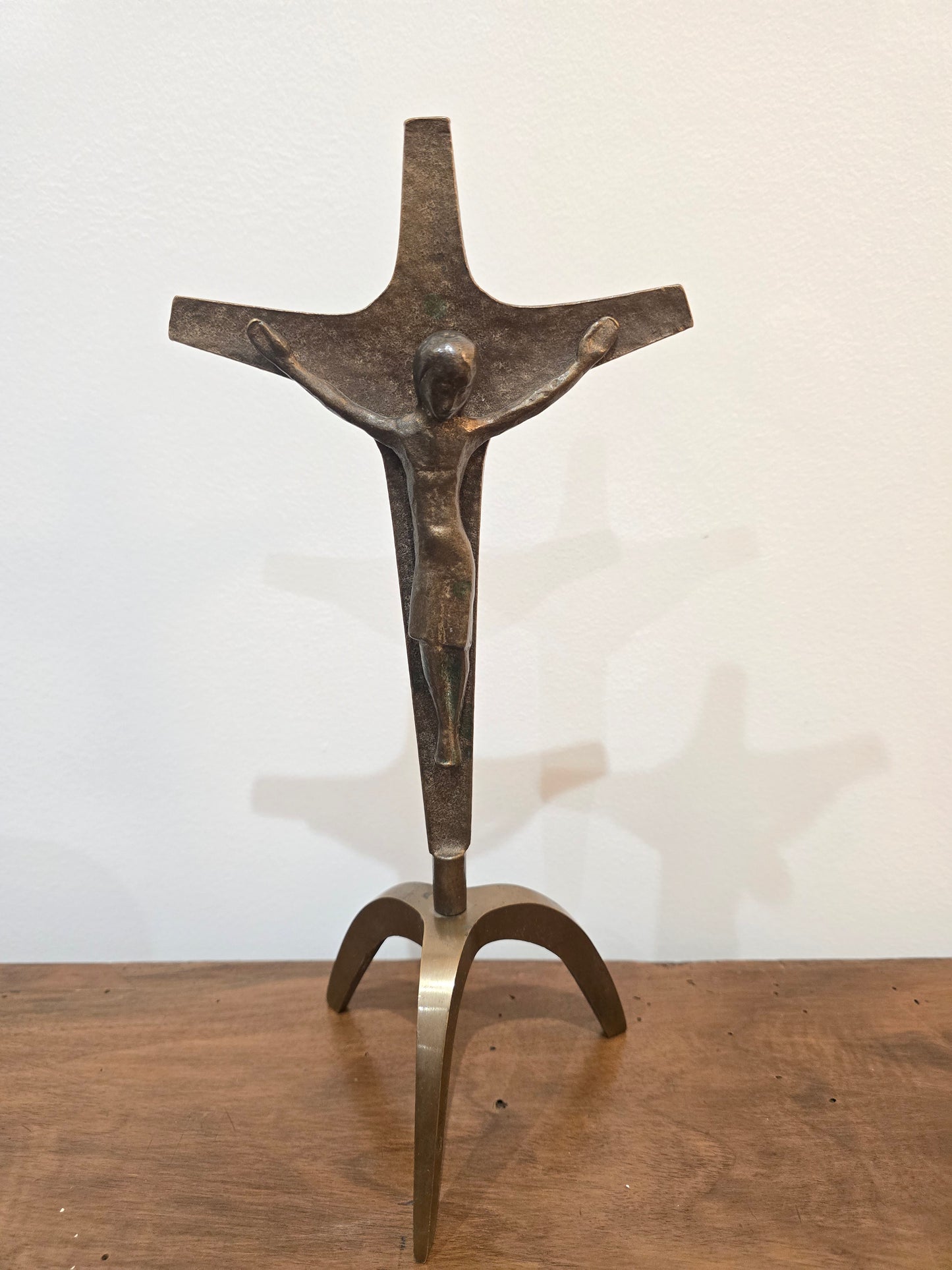 Crucifix / Christ moderne sur socle – bronze et métal doré