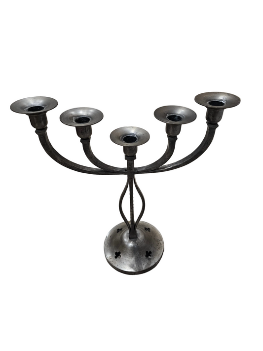 Grand chandelier 5 feux en métal patiné – Style gothique / médiéval