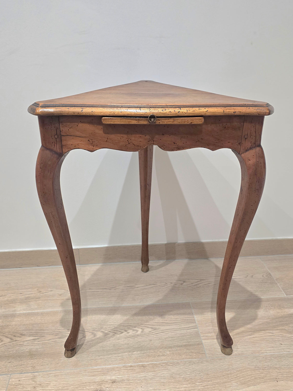 Table d'Appui Triangulaire à Écritoire – Estampillée André Mailfert (Orléans) – Style Louis XV