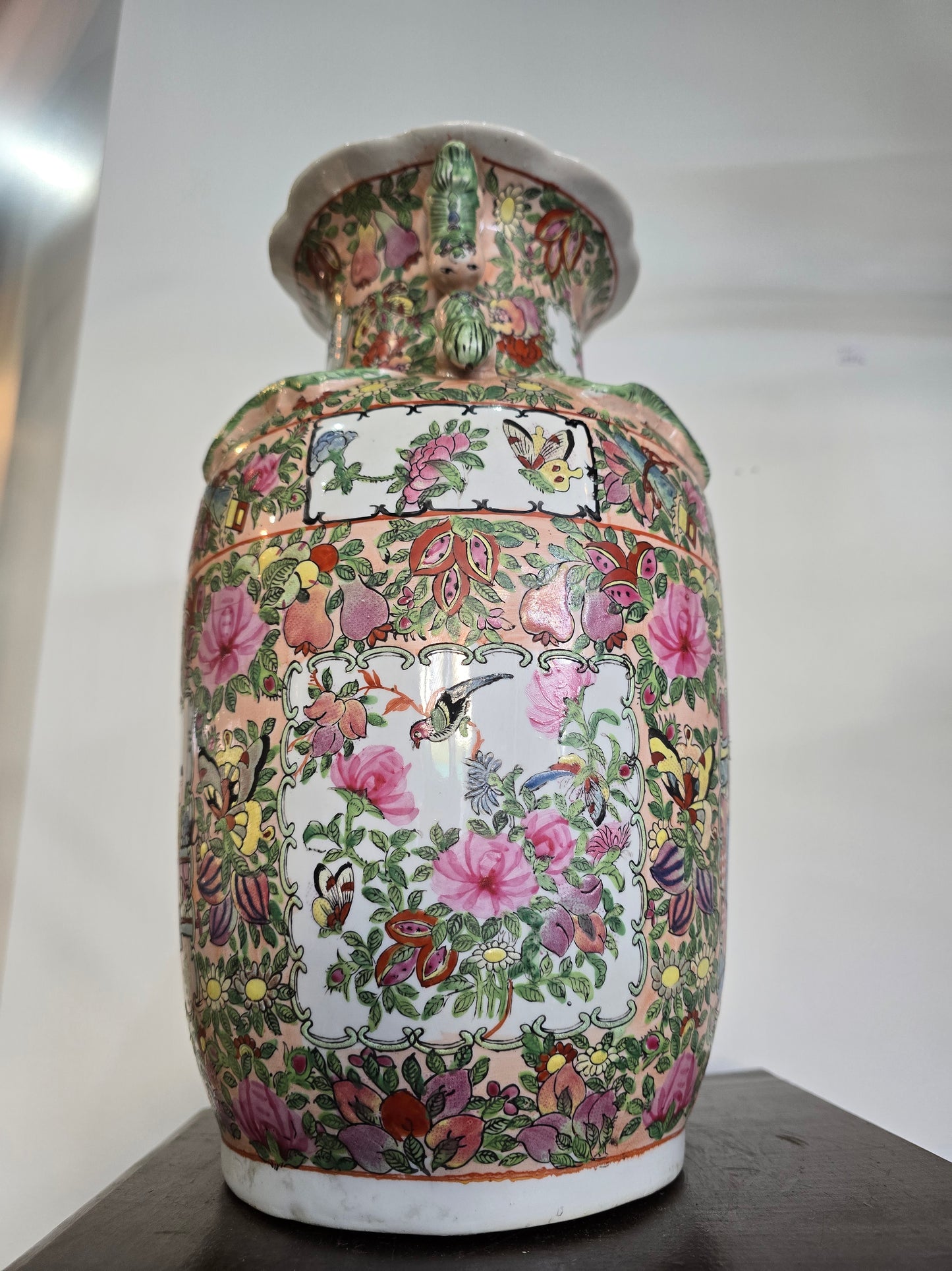 Grand vase chinois en porcelaine polychrome – Décor floral et scènes figurées