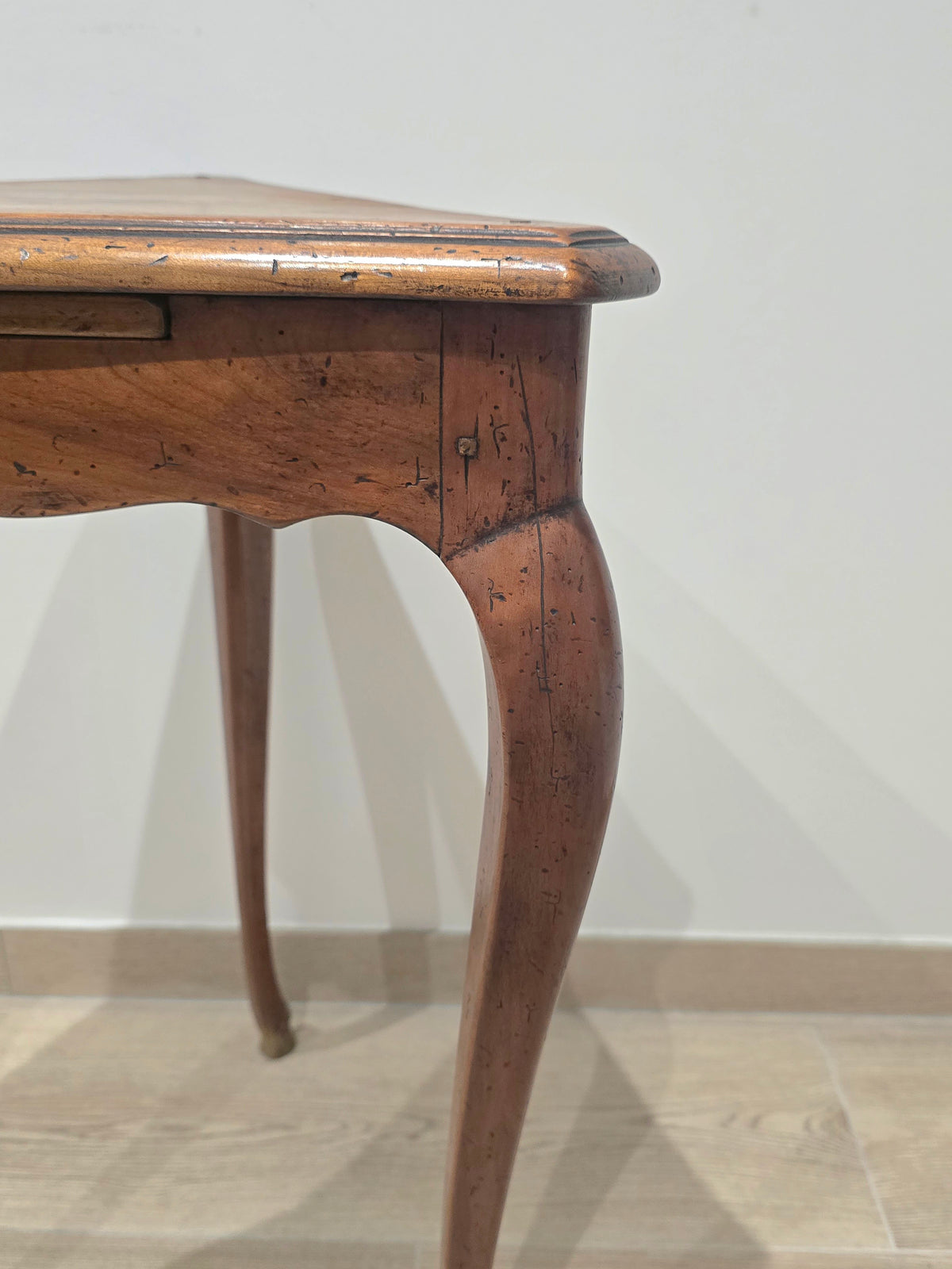 Table d'Appui Triangulaire à Écritoire – Estampillée André Mailfert (Orléans) – Style Louis XV
