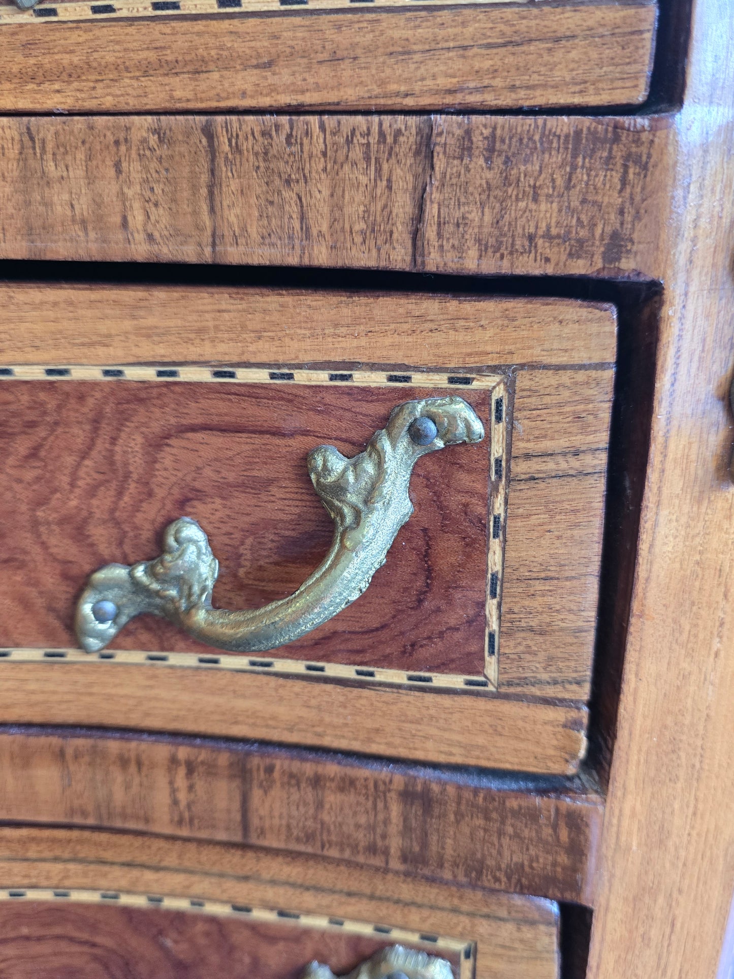Commode galbée demi-lune en marqueterie – Style Louis XV, fin XIXe siècle