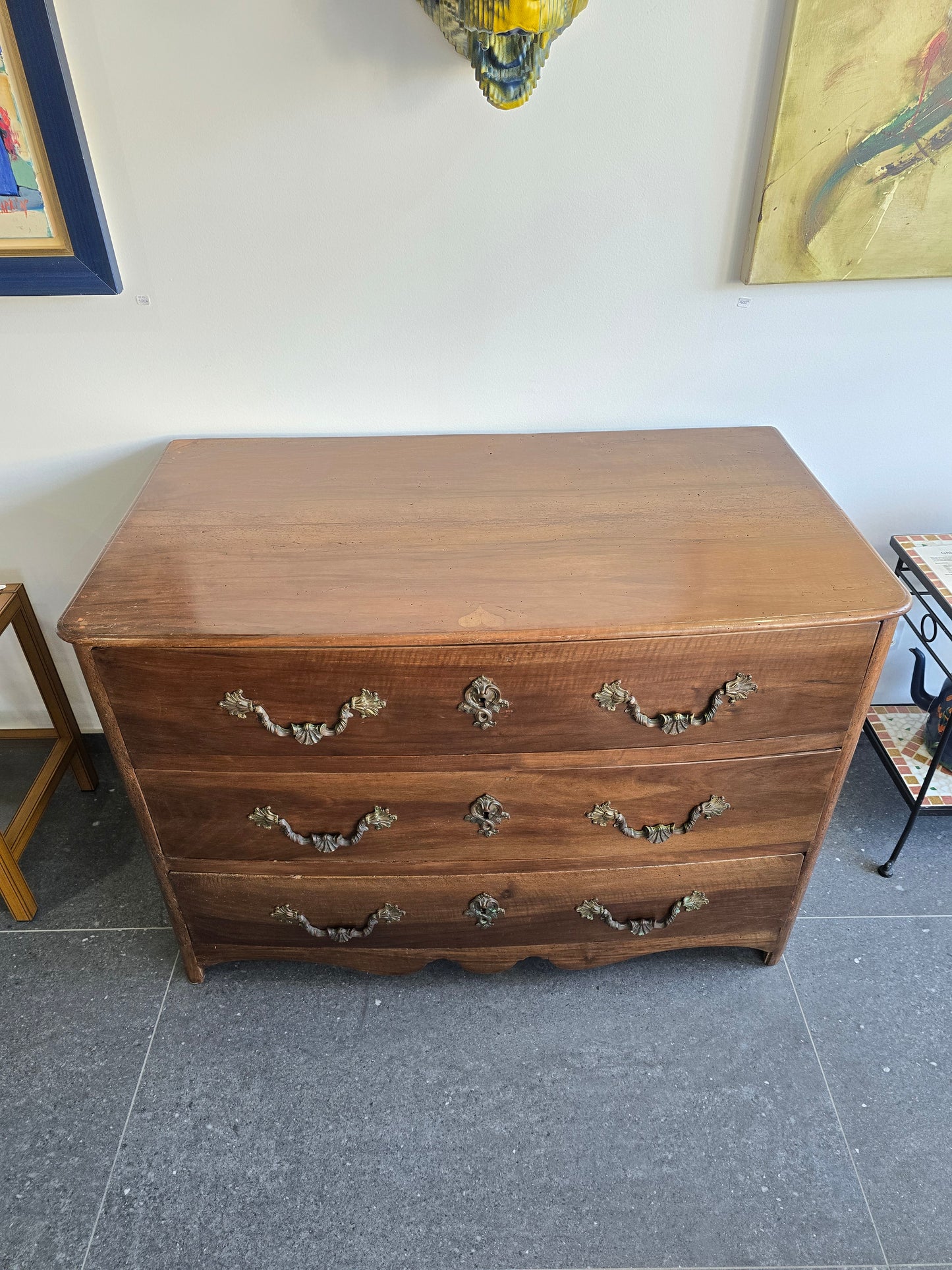 Commode provinciale en noyer massif – Époque Louis XIV / Régence – Début XVIIIᵉ siècle