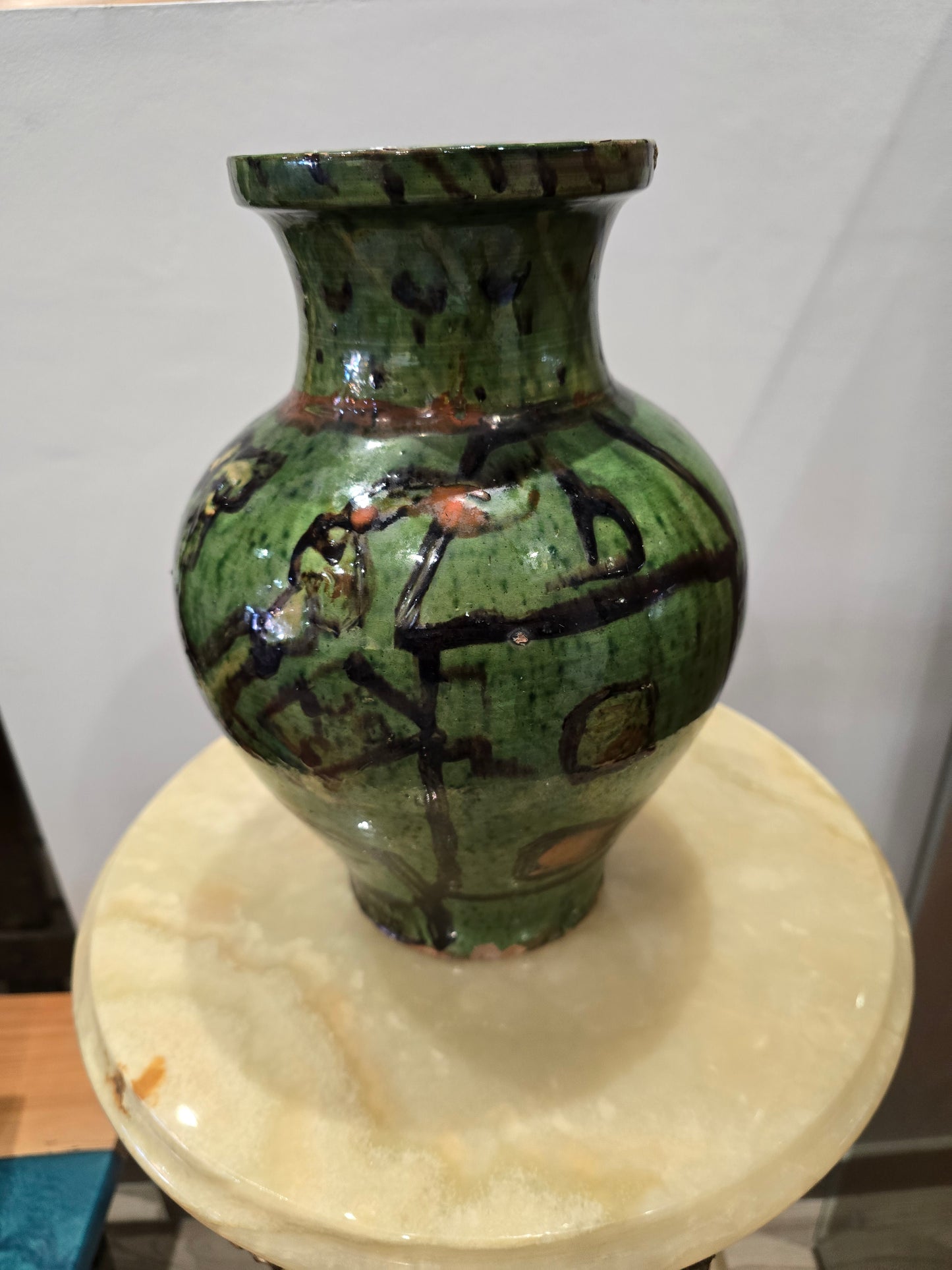 Vase en céramique vernissée – Décor vert et noir – Travail d’atelier