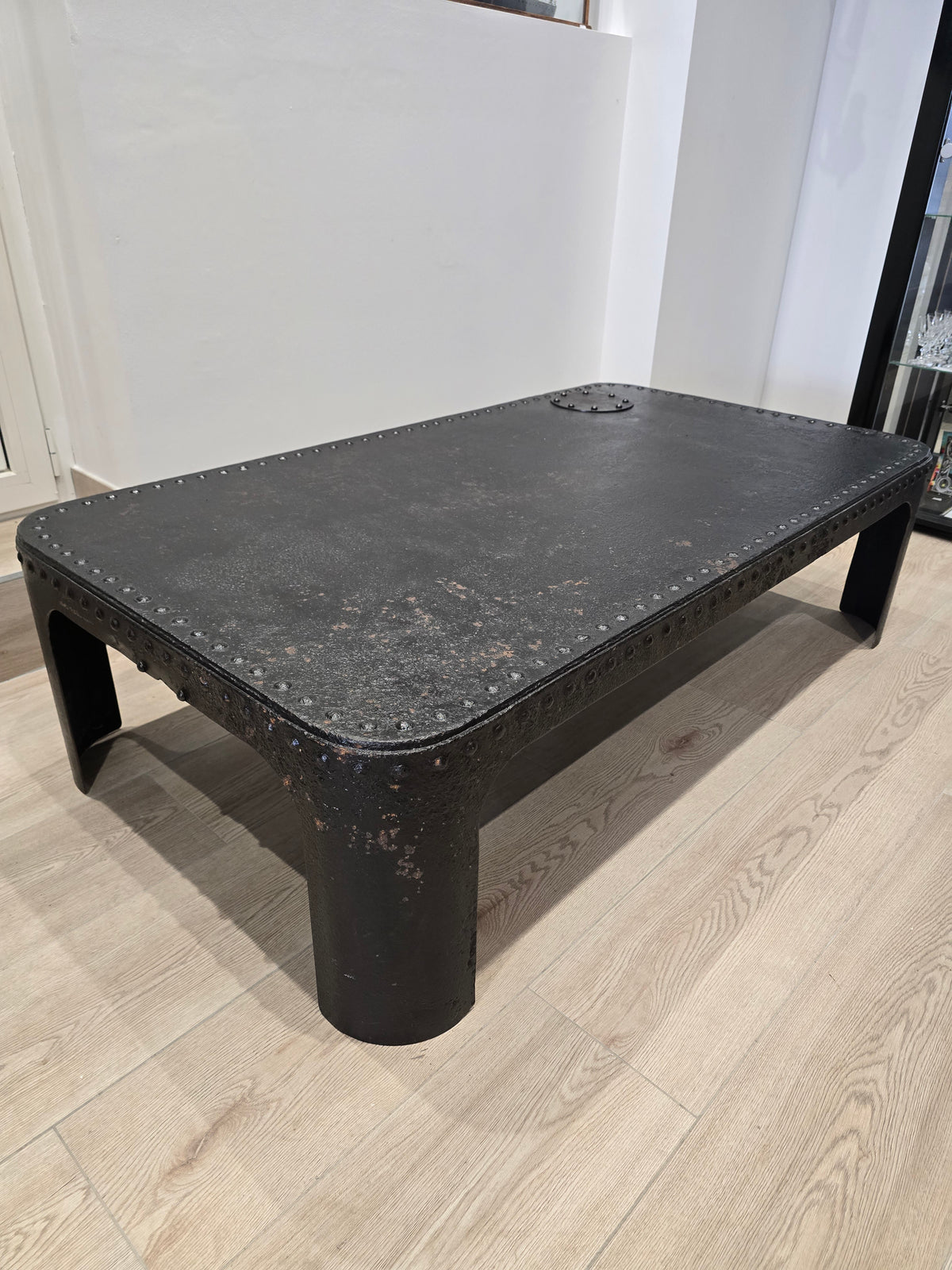 Table basse industrielle en métal riveté vers 1920 – patine noire – 145 × 80 cm