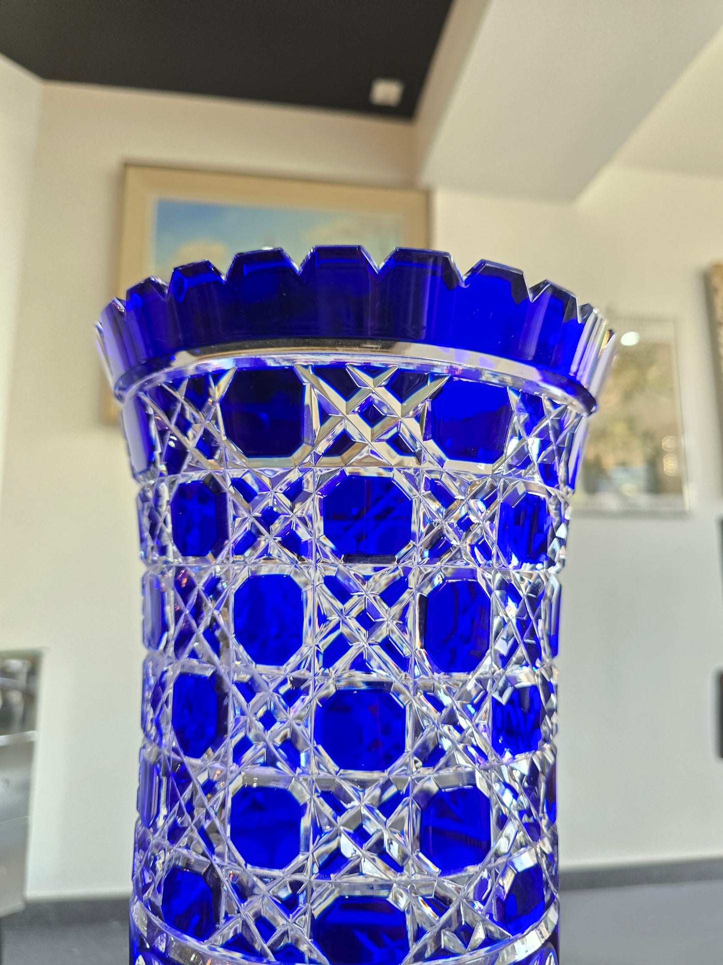 Vase en cristal taillé bleu cobalt “Les Grands Ducs” – Grand modèle sur pied