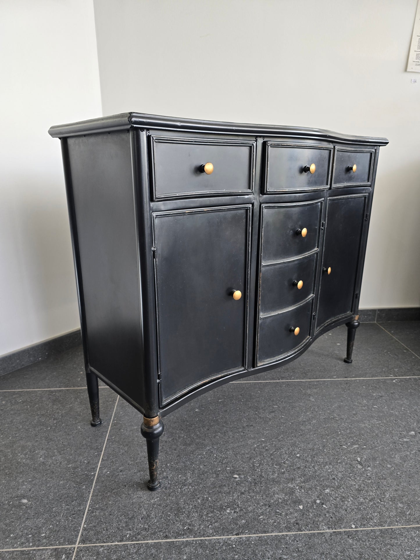 Buffet contemporain en métal noir – meuble moderne