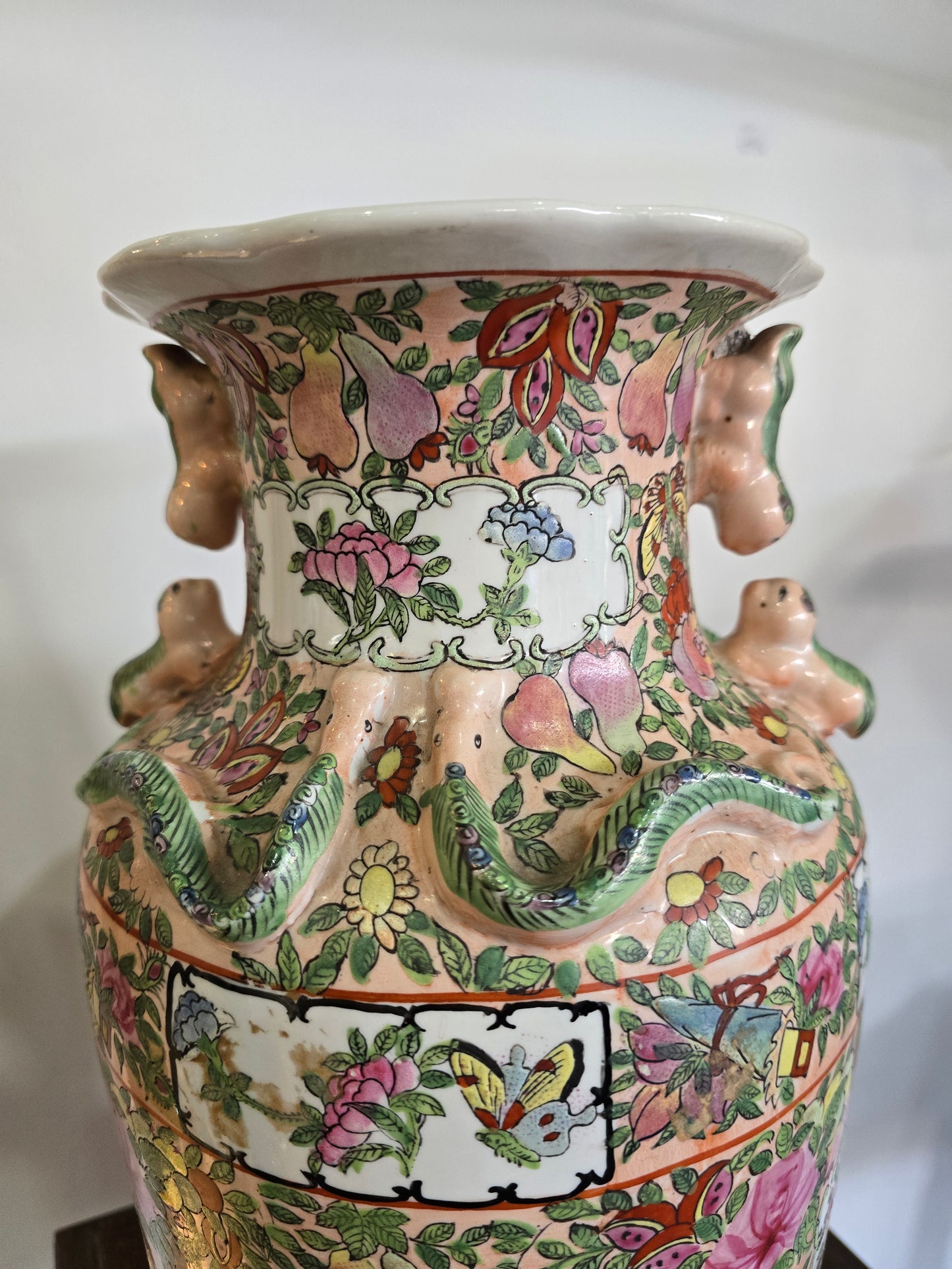 Grand vase chinois en porcelaine polychrome – Décor floral et scènes figurées