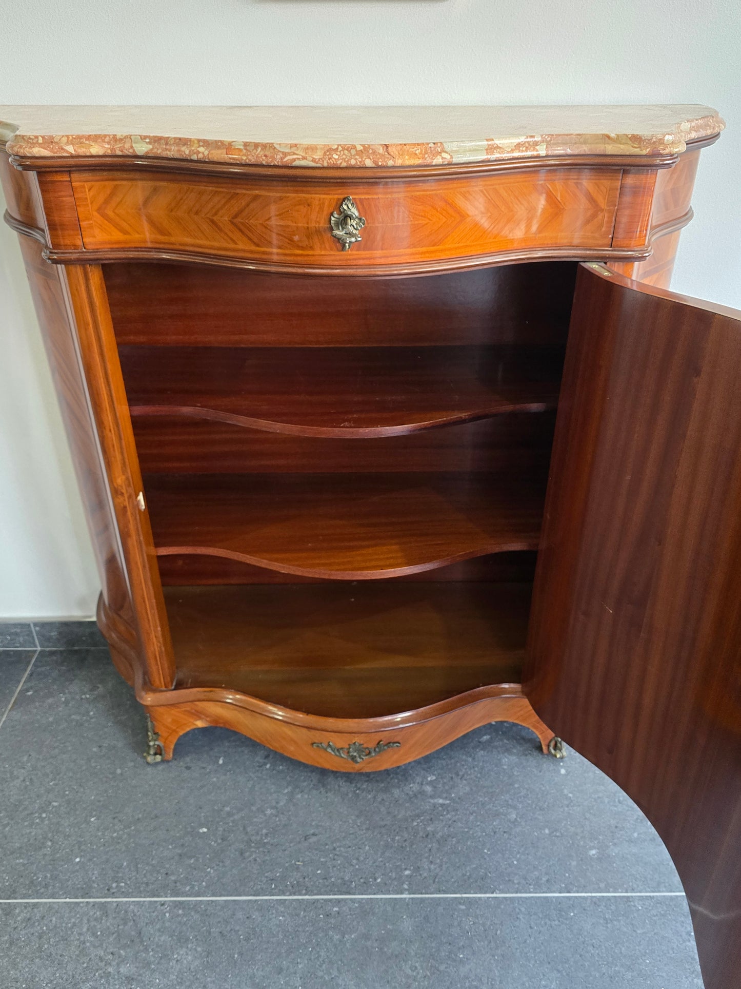 Meuble d’appui galbé en marqueterie florale – Style Louis XV, plateau marbre