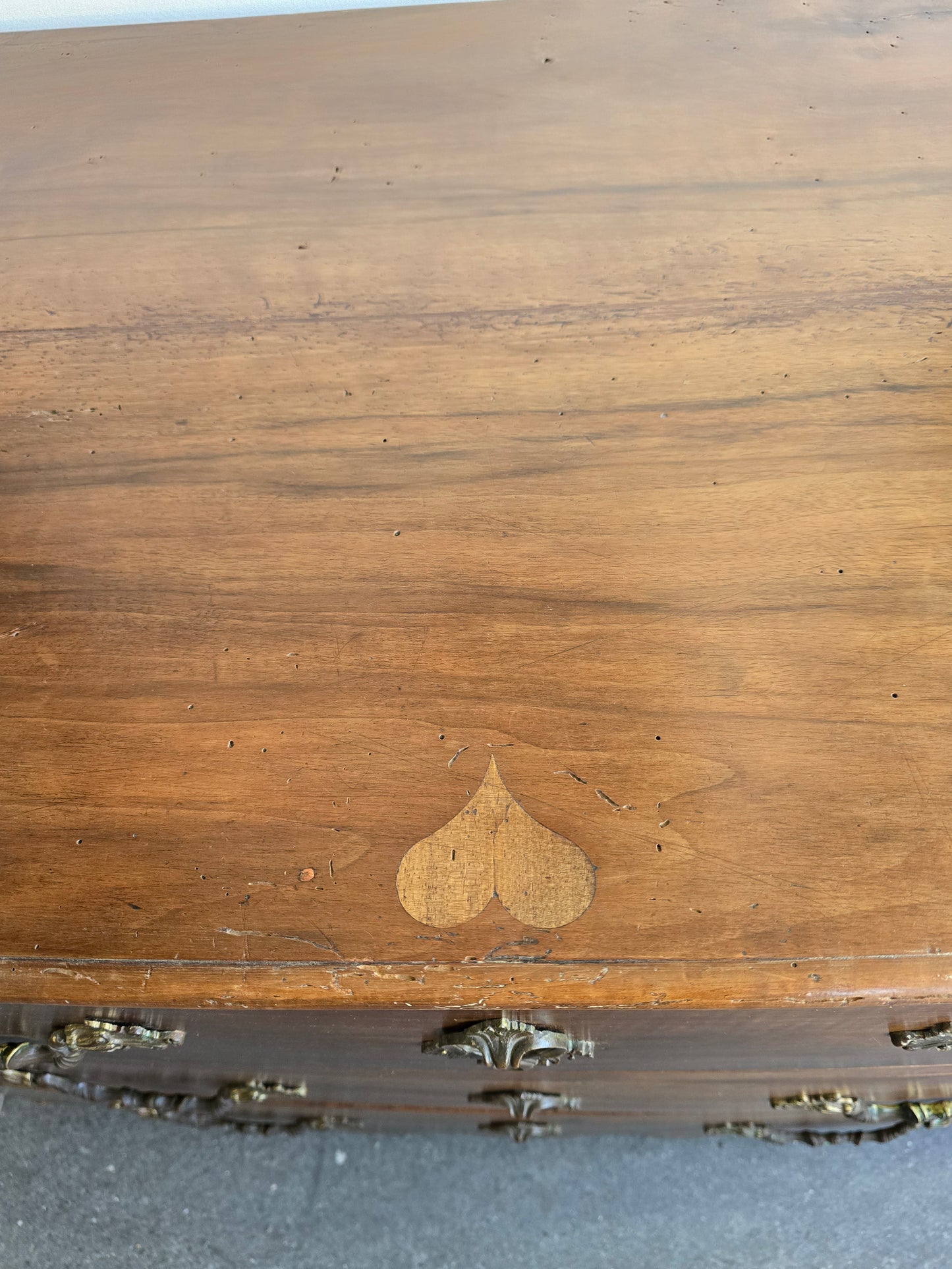 Commode provinciale en noyer massif – Époque Louis XIV / Régence – Début XVIIIᵉ siècle