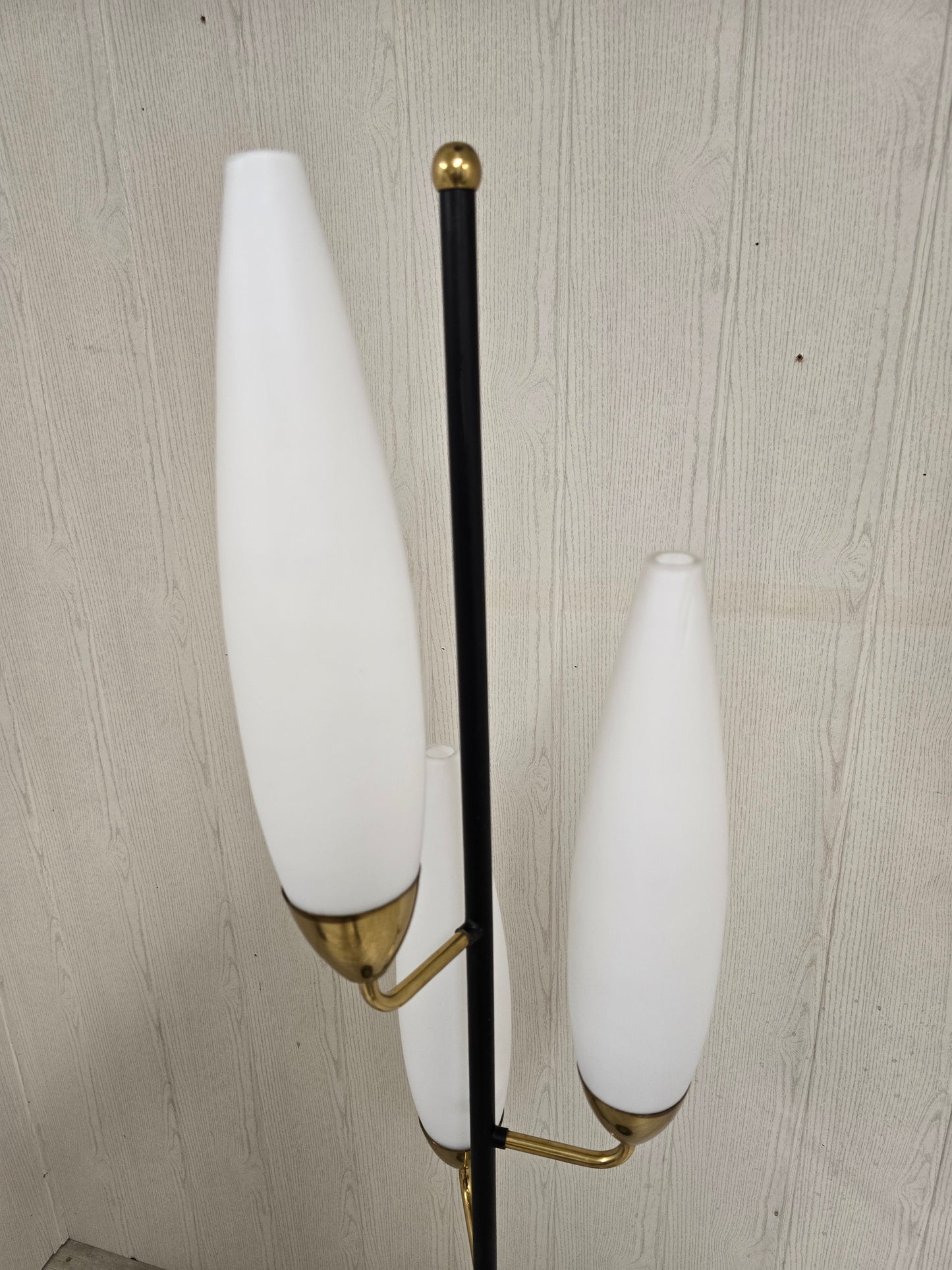 Lampadaire tripode vintage – Laiton & opaline blanche – Années 1960
