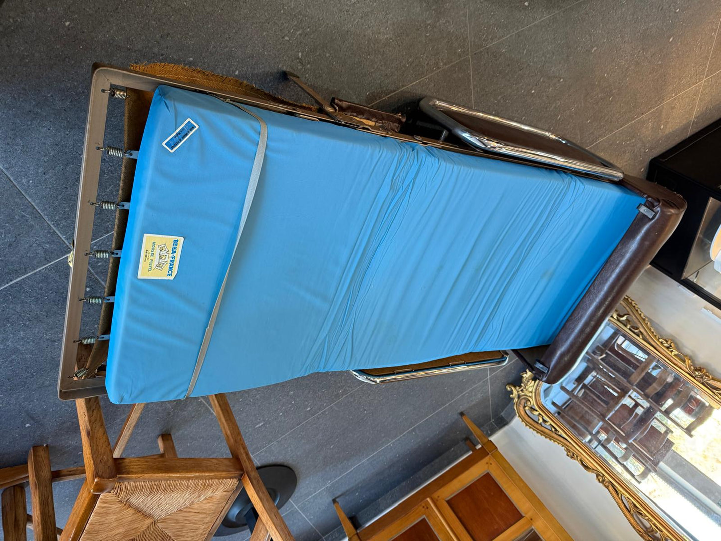 Fauteuil convertible BEKA-FRANCE en similicuir brun – Structure chromée – Années 1970
