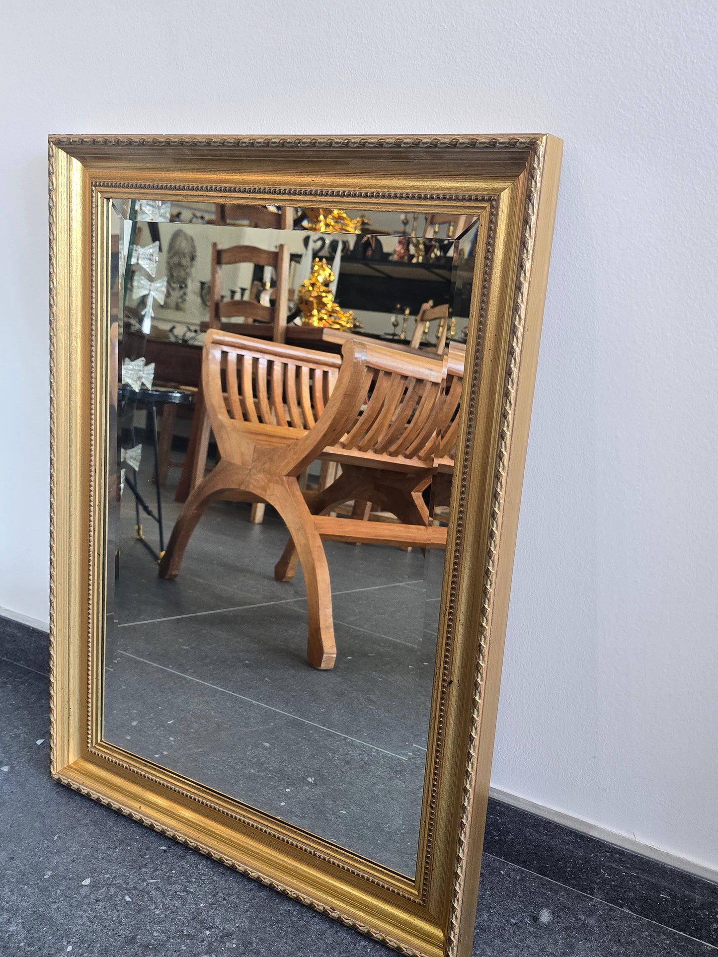 Miroir doré à glace biseautée – 70 × 52 cm