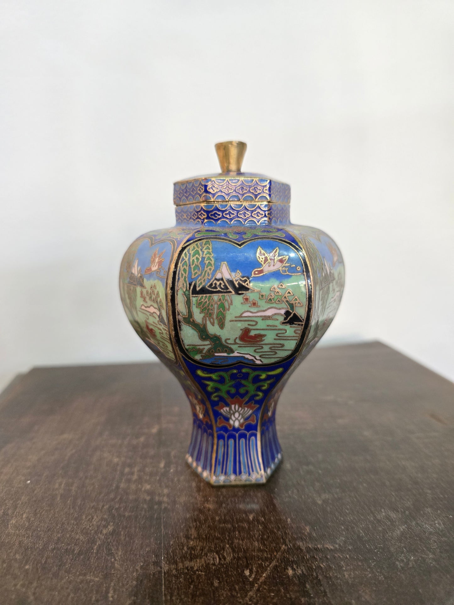 Petit vase couvert en cloisonné sur socle en bois – Décor paysages asiatiques