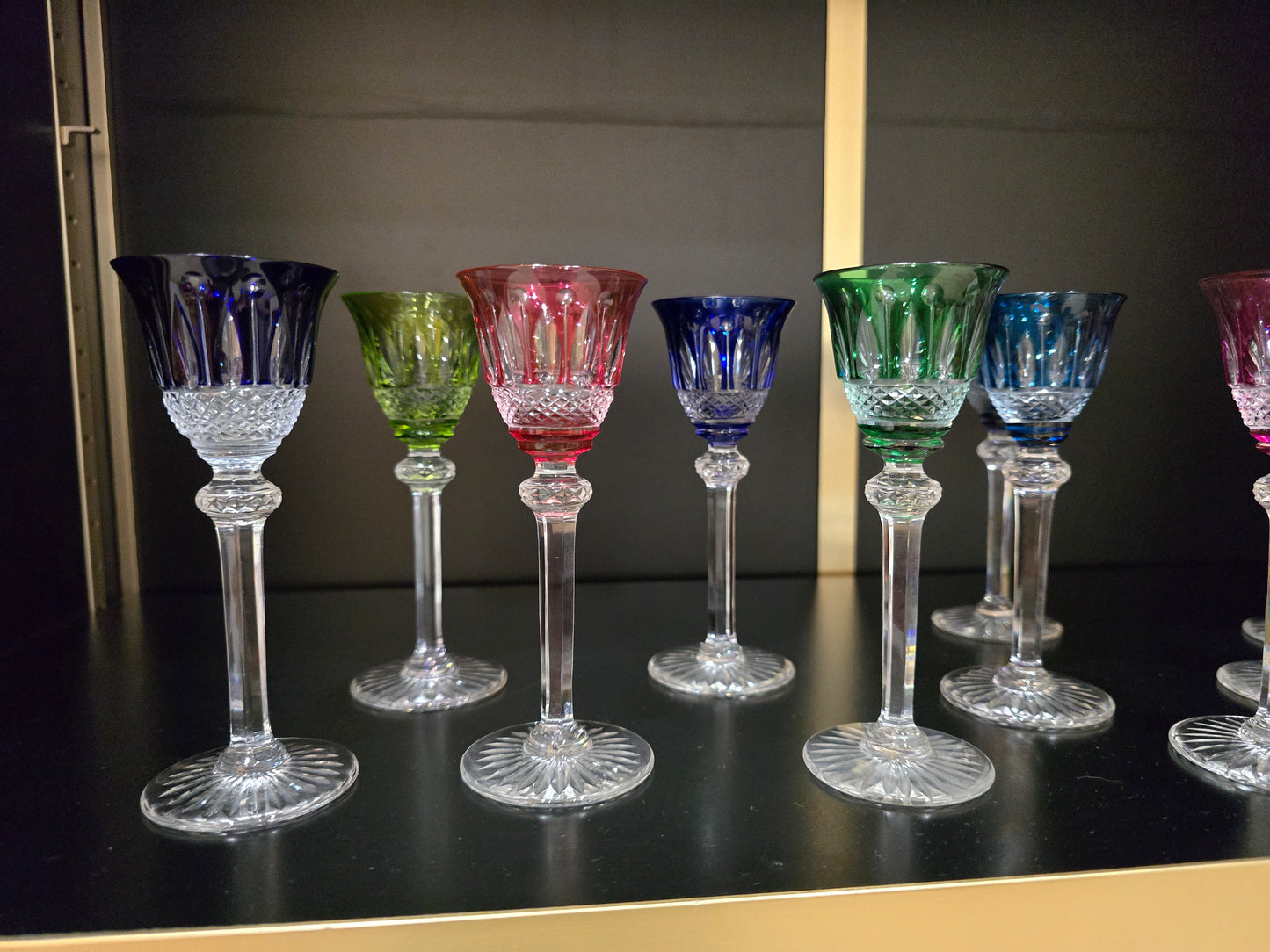 12 verres à liqueur Saint-Louis modèle Tommy en cristal de couleur