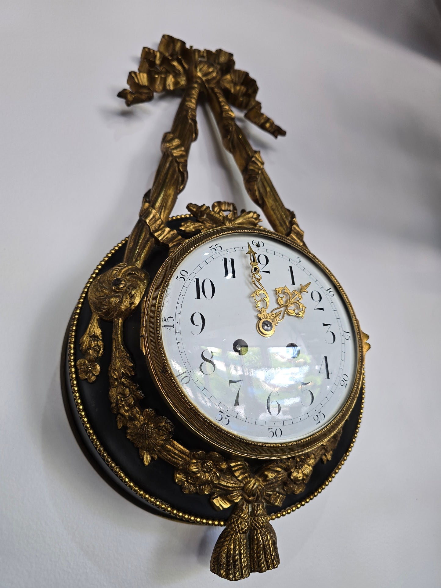 Pendule murale de style Louis XVI en bronze doré – XIXe siècle