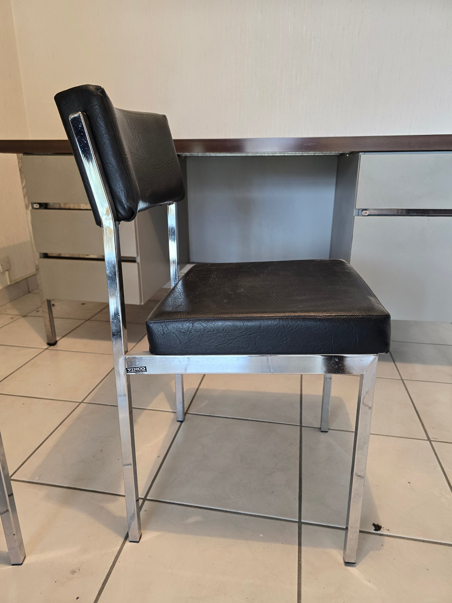 Paire de chaises vintage VINCO en métal chromé et simili cuir noir