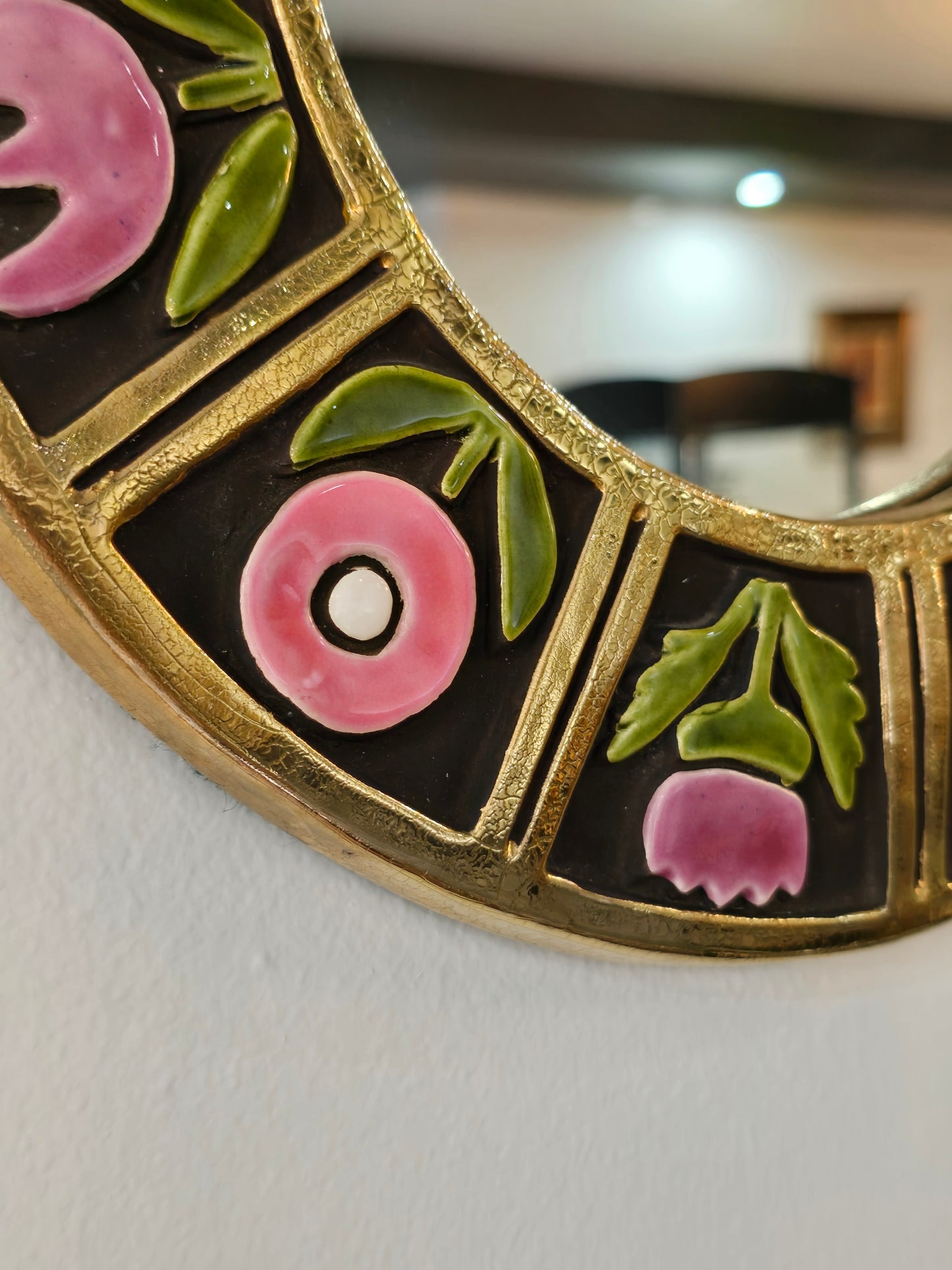 Mithé Espelt - miroir en céramique émaillée. Décor floral, années 1960