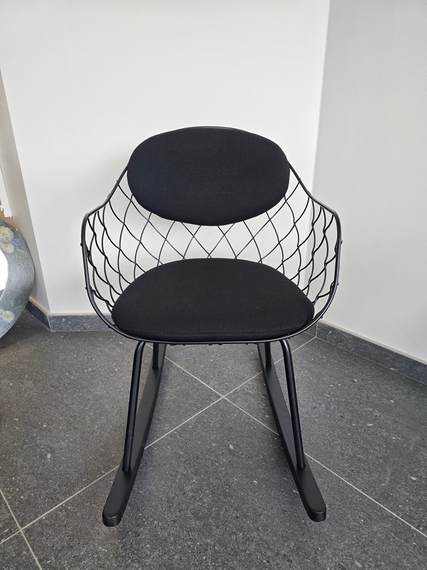 Fauteuil à bascule design Piña – Jaime Hayon pour Magis – Made in Italy