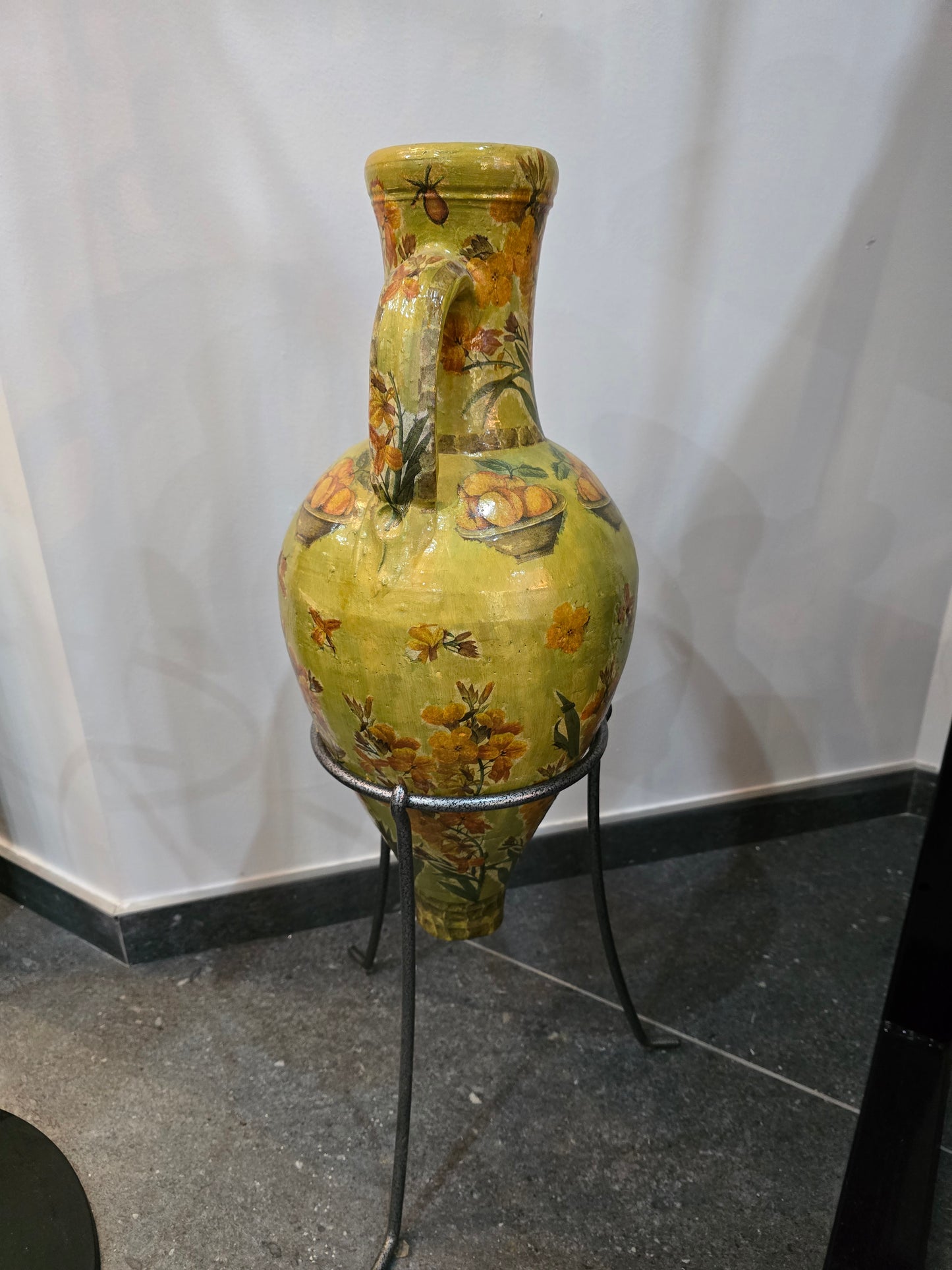 Grand vase décoratif à anses – Décor floral peint – Sur pied en métal