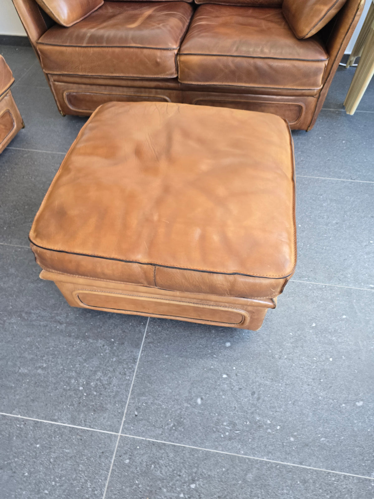 Salon Roche Bobois vintage années 80 – Cuir de buffle cognac – 2 canapés + pouf