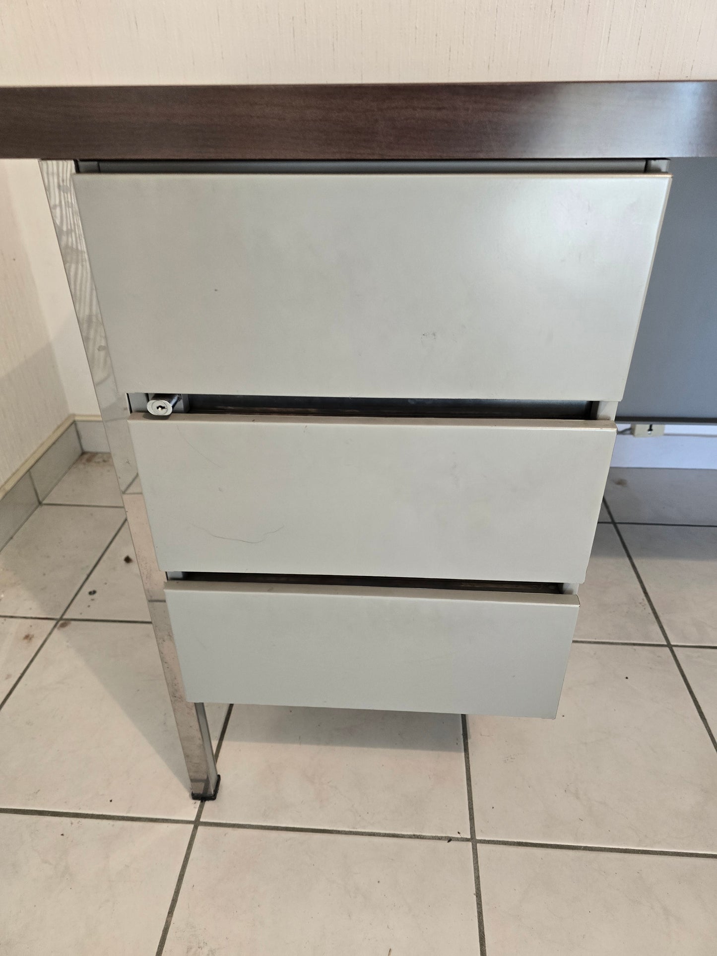 Bureau vintage VINCO années 70 – métal chromé et plateau bois – 170 cm