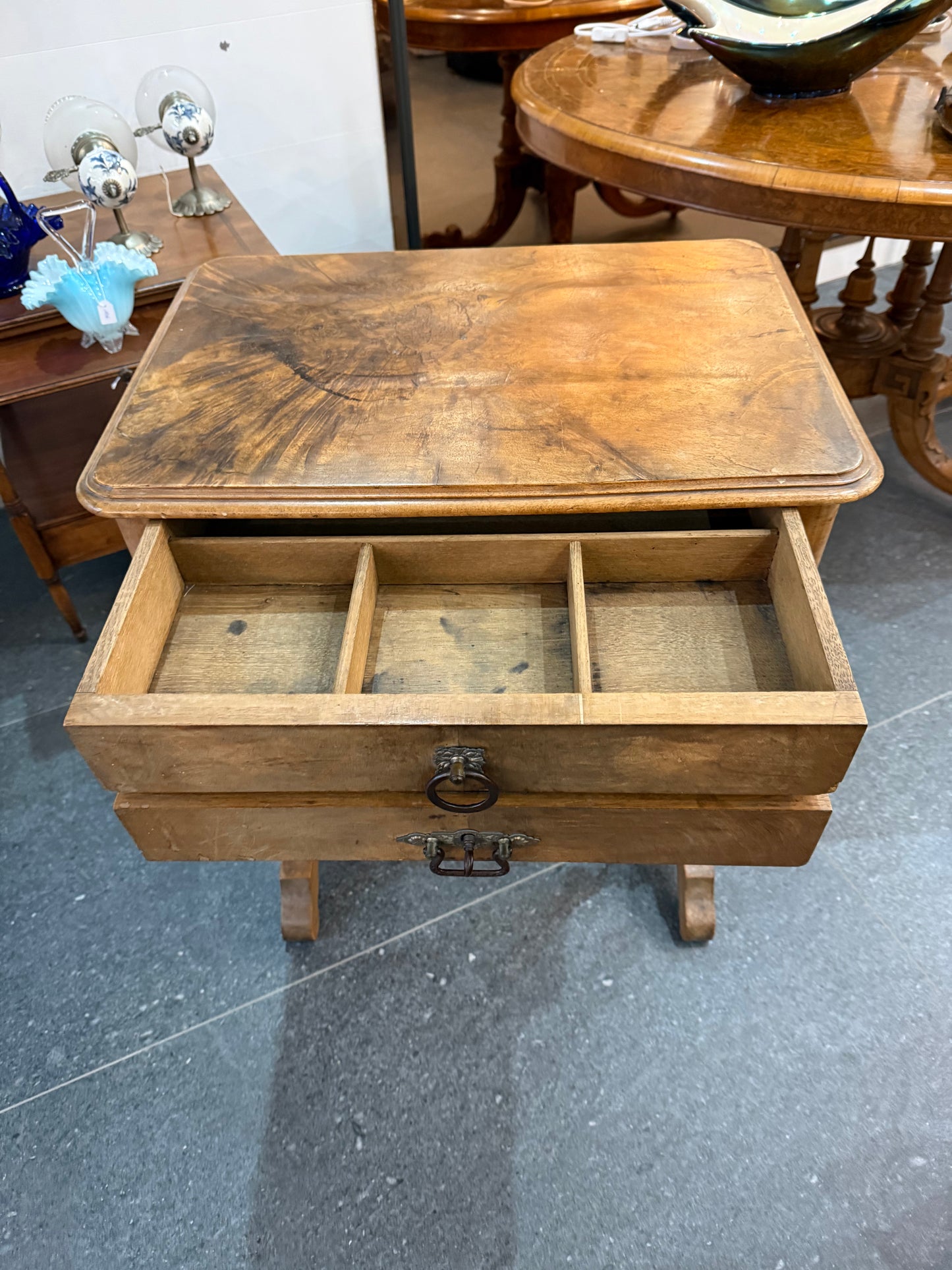 Table de salon / Travailleuse ancienne en bois – XIXe siècle