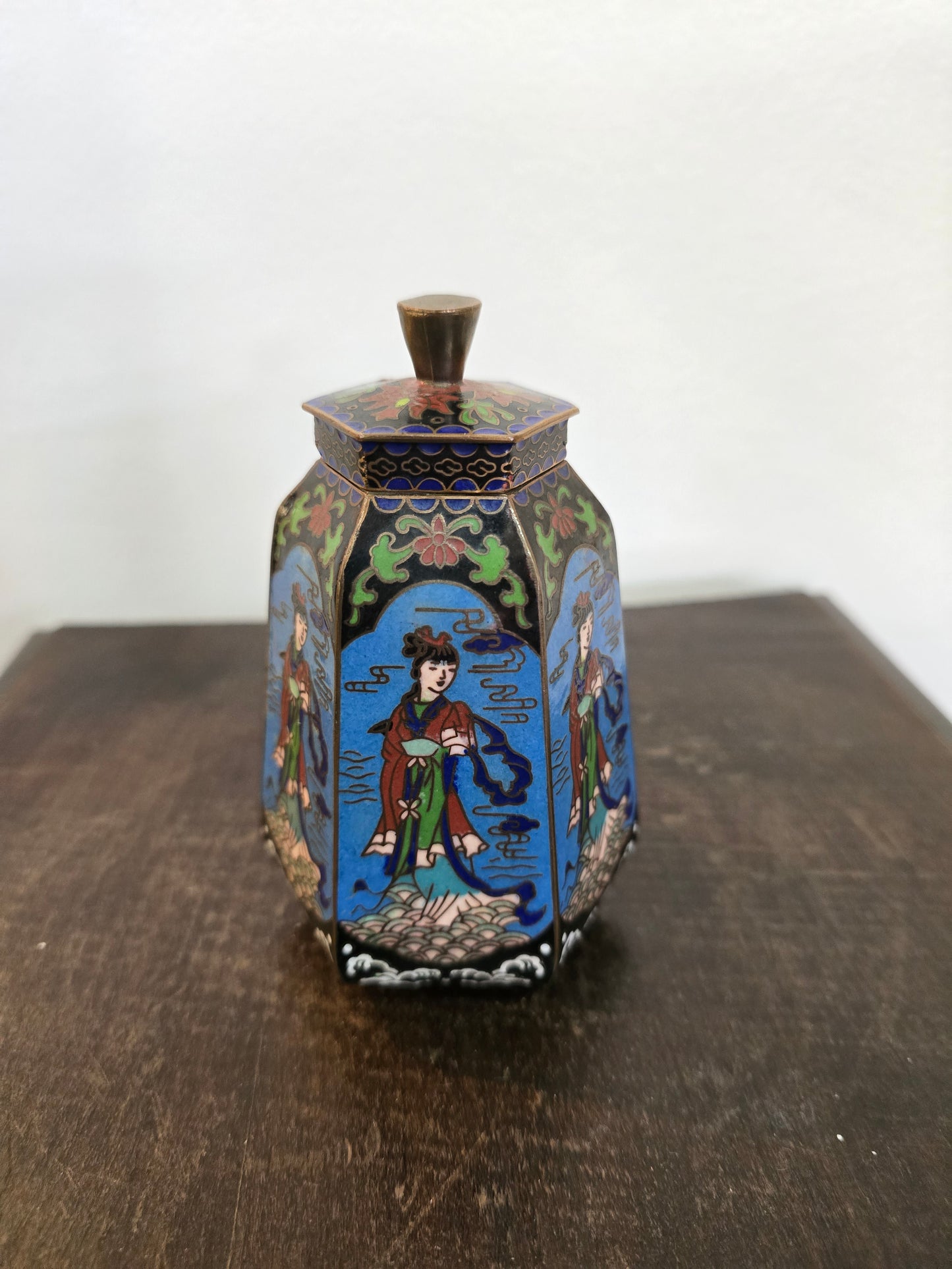 Petite boîte couverte hexagonale en cloisonné chinois sur socle en bois