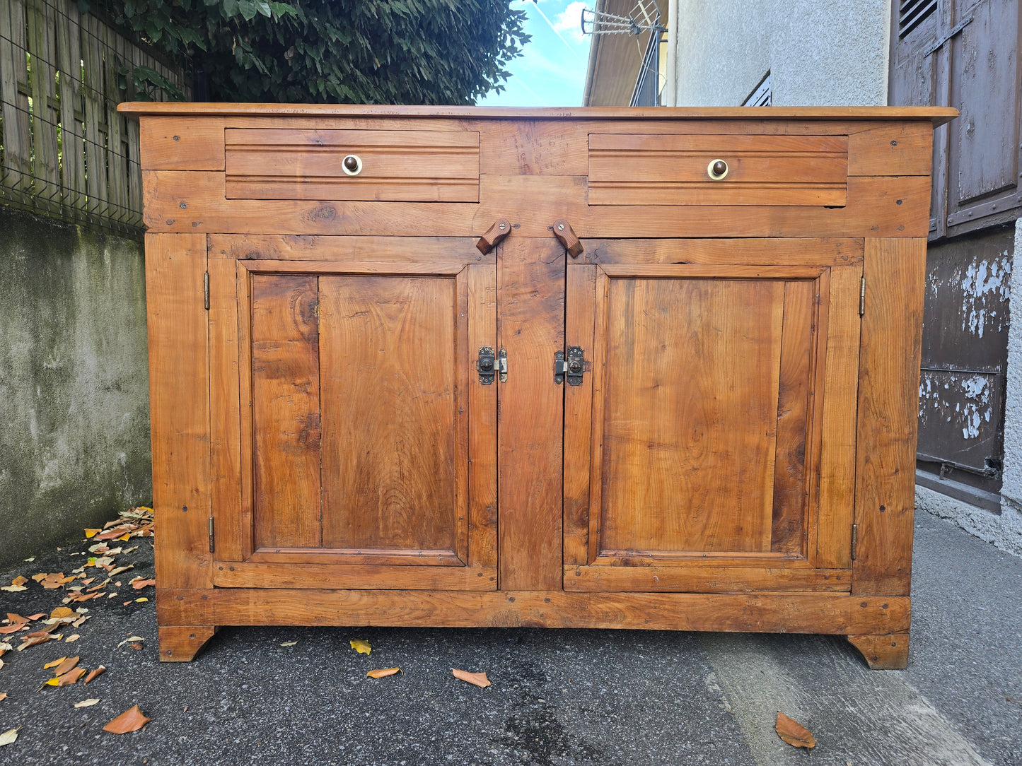 Buffet ancien de ferme en cerisier massif – style campagne rustique