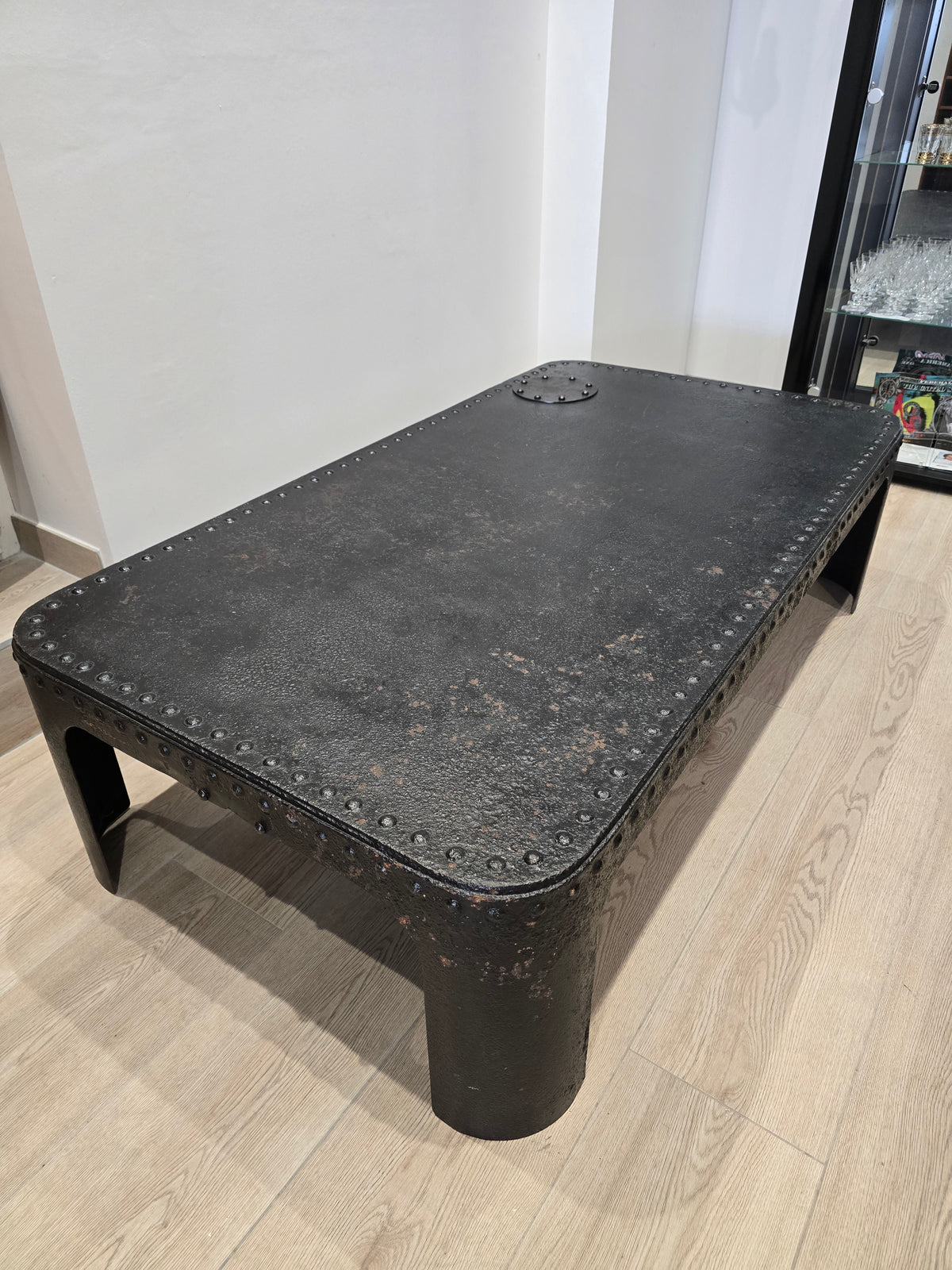Table basse industrielle en métal riveté vers 1920 – patine noire – 145 × 80 cm