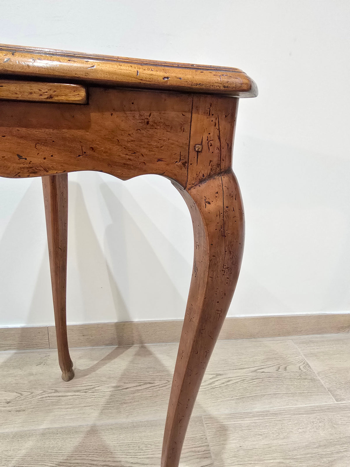 Table d'Appui Triangulaire à Écritoire – Estampillée André Mailfert (Orléans) – Style Louis XV
