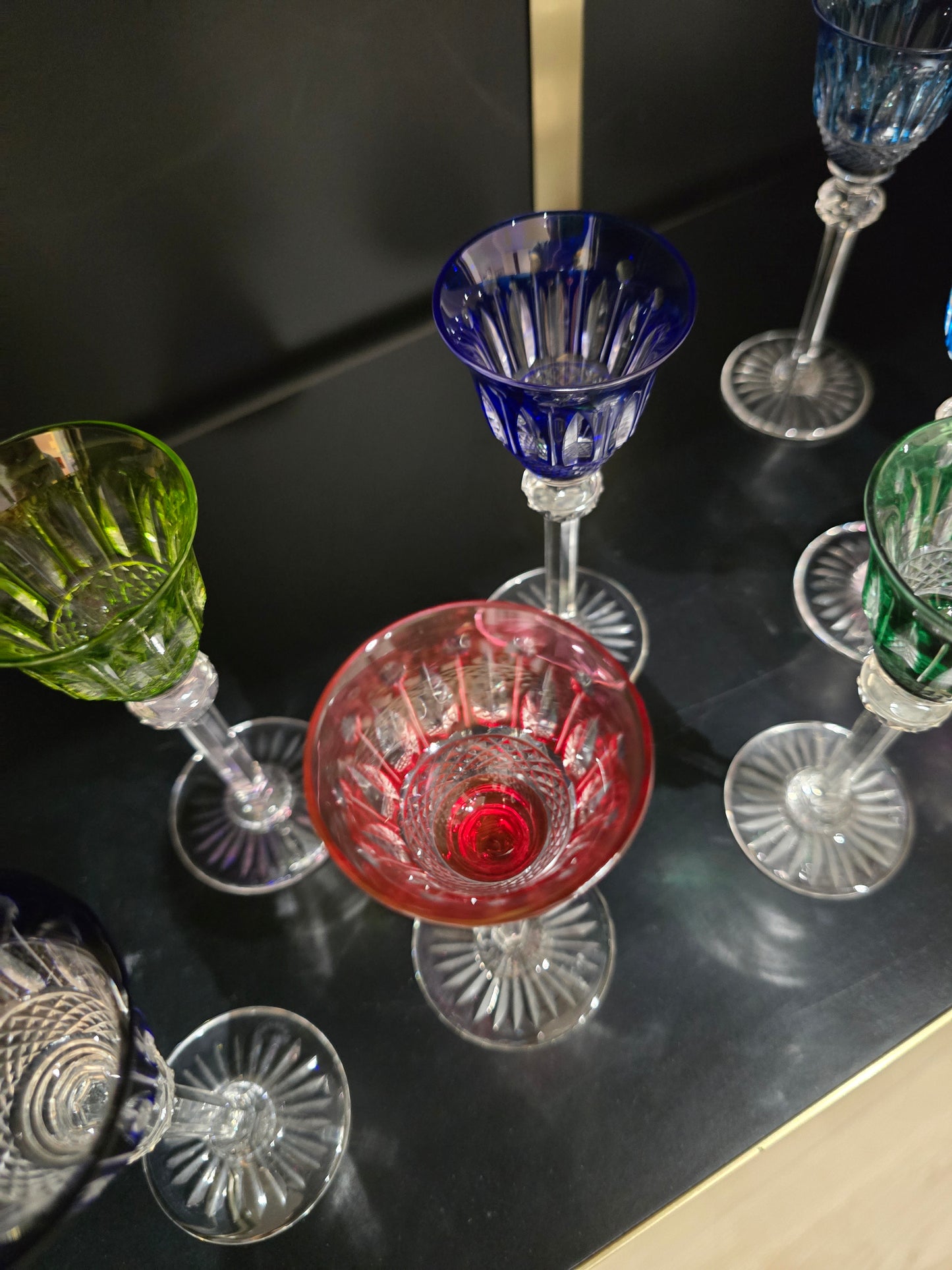 12 verres à liqueur Saint-Louis modèle Tommy en cristal de couleur