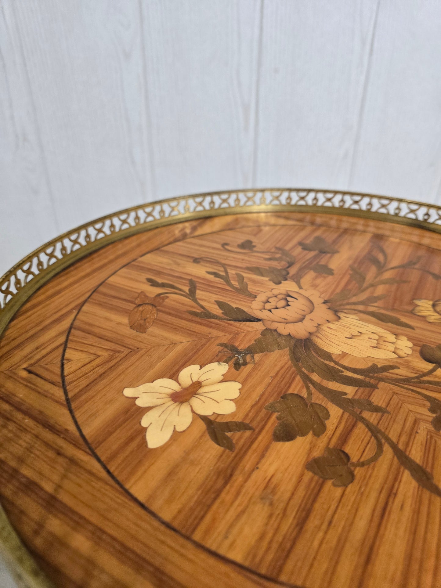 Guéridon marqueté à trois tiroirs – Style Louis XV – Bronze & plateau ajouré