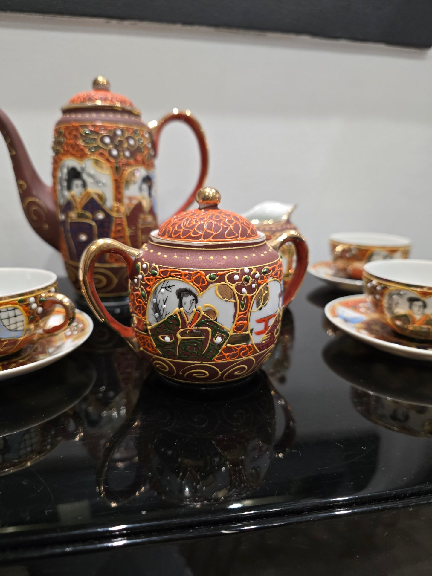 Service à café ou thé japonais en porcelaine Satsuma – Décor personnages – Ensemble complet peint main